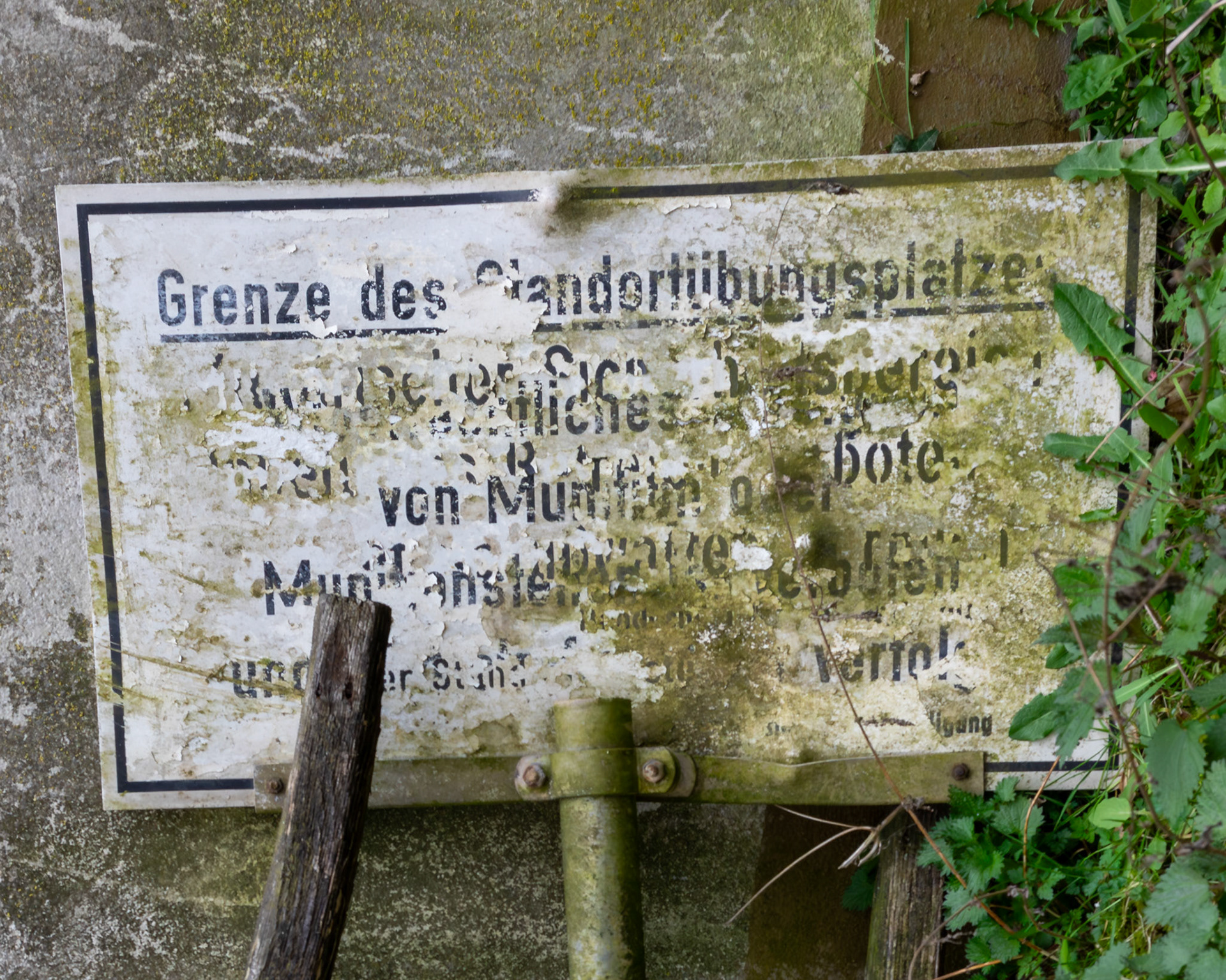 Auf dem Wetzlarer Weinberg war einst ein Truppenübungsplatz - das entsprechende Schild wird noch neben der Steindorfer Gemeindeverwaltung "aufbewahrt"