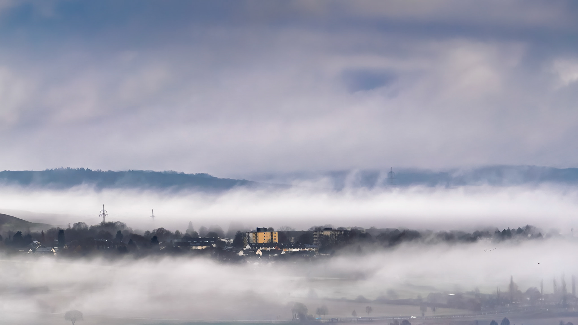 Wetzlar Dahlheim auf 2,8km Distanz aufgenommen in tiefen Nebel und Wolken gehüllt