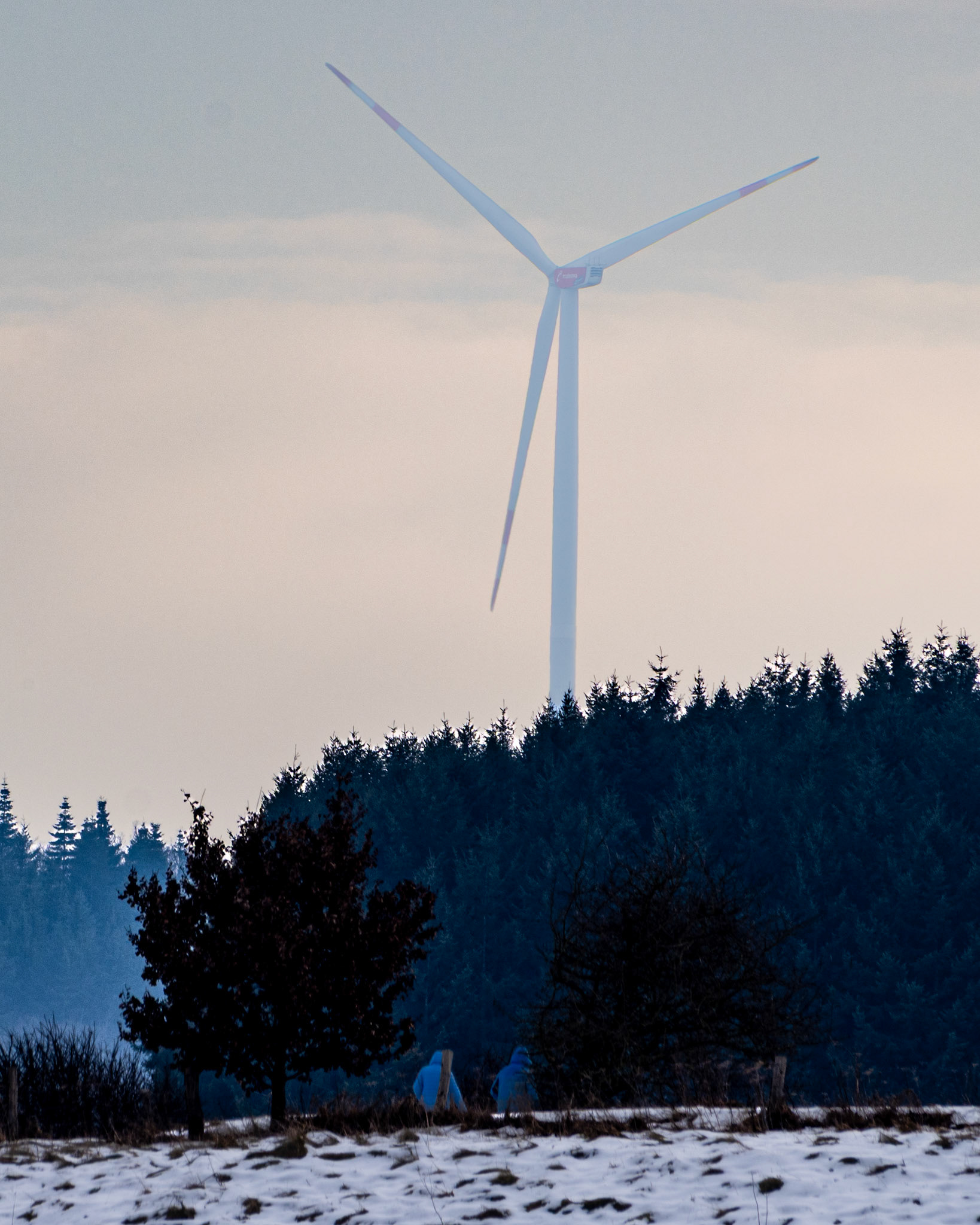 Wanderer am Aartalsee vor einem Windrad