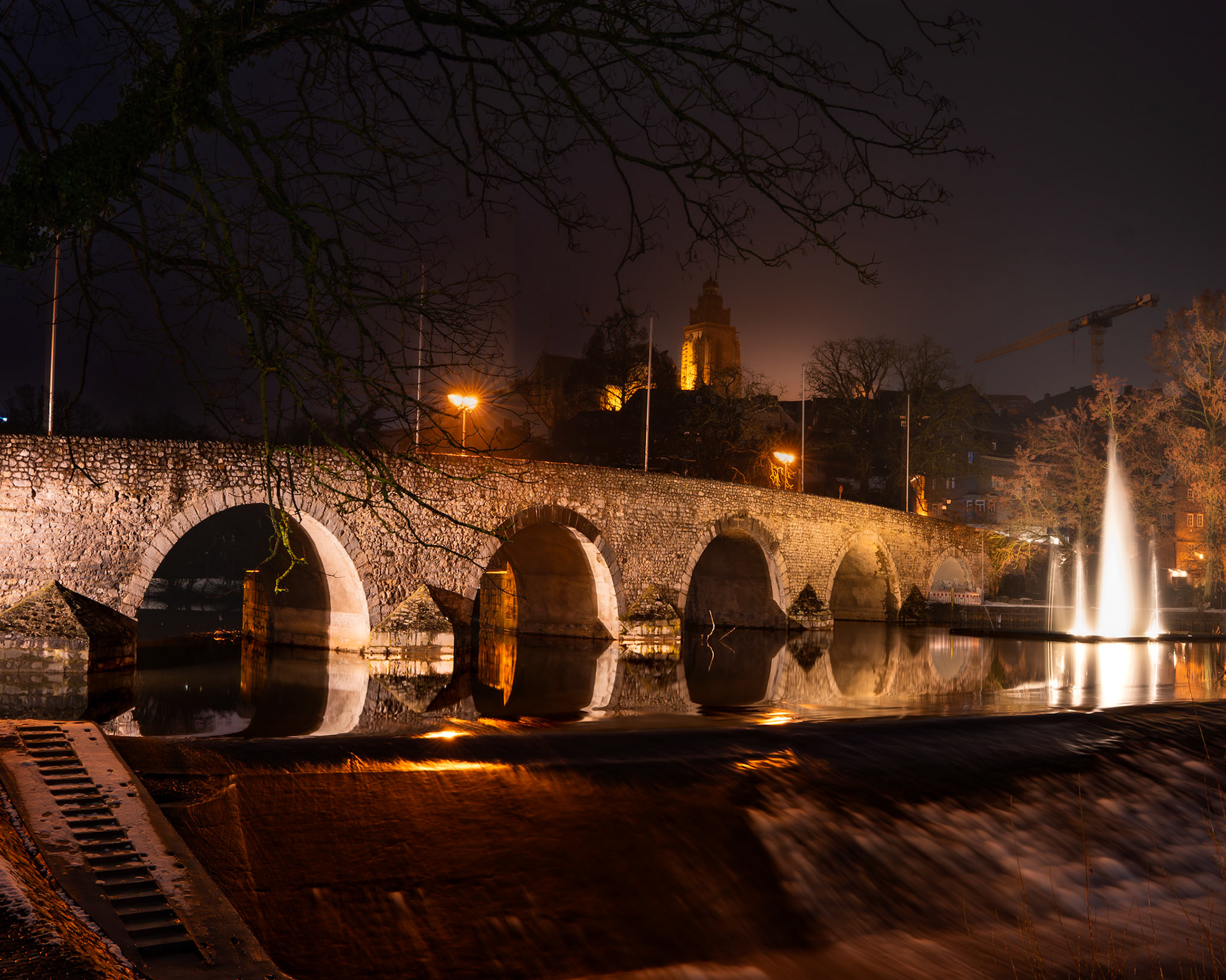 Wetzlarer Lahnwehr und alte Lahnbrücke bei Nacht