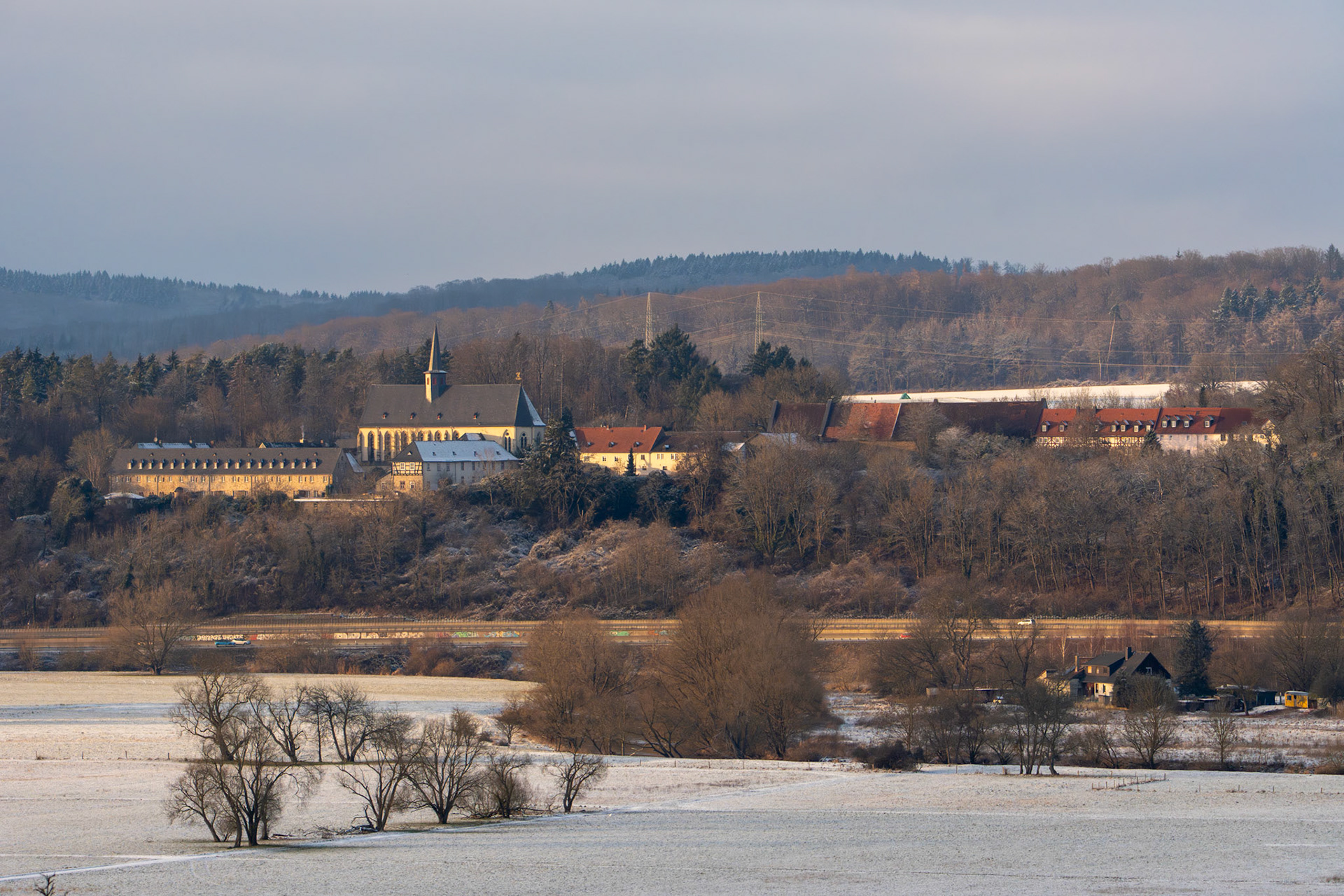 Kloster Altenberg und Lahnwiesen in der Wintersonne
