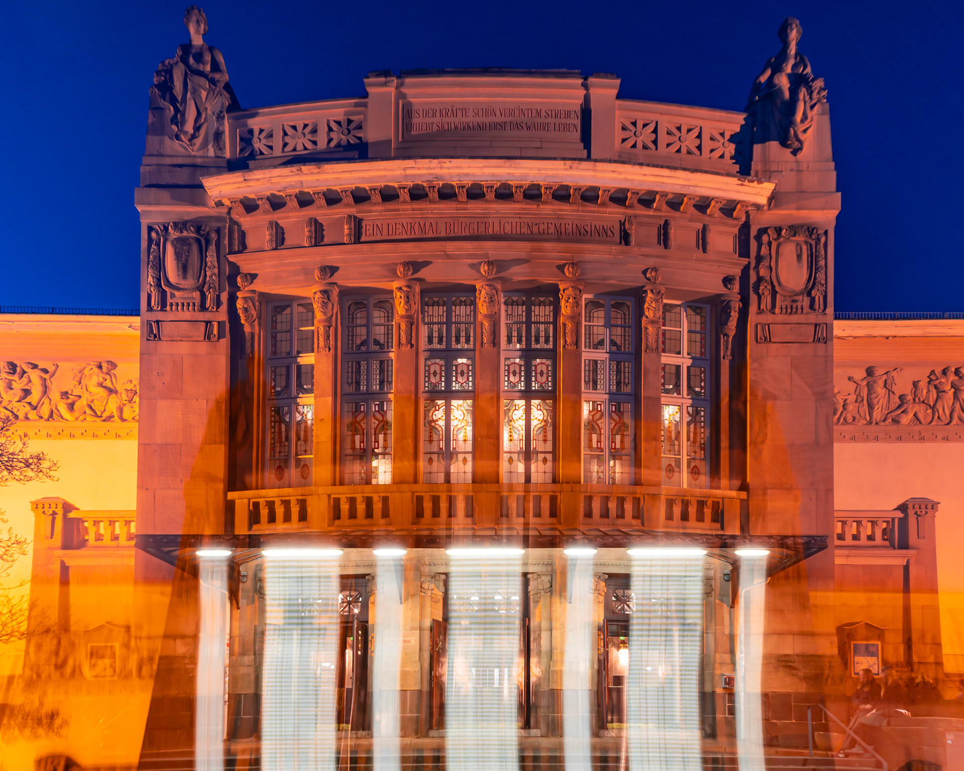 Lichtspuren am frühen Abend