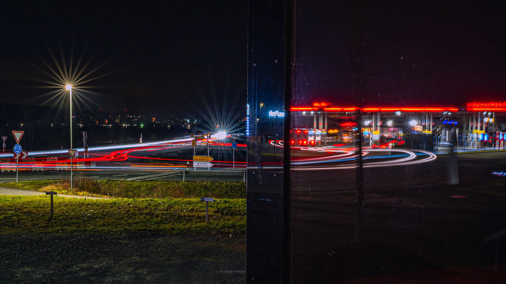Lichtspuren am Kreisel Solms-Oberbiel