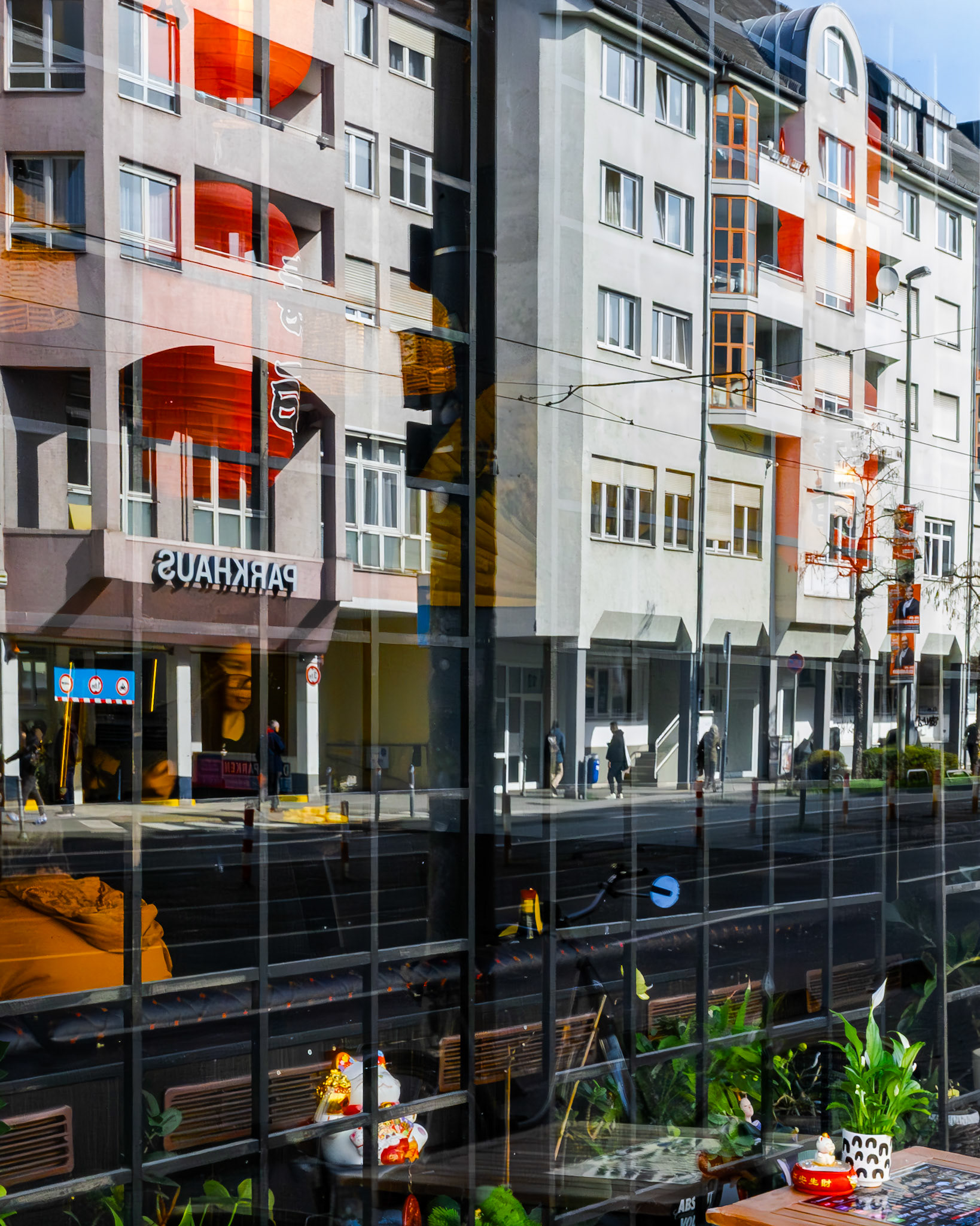 Häuser reflektieren in der Glasfront eines Sushirestaurants in Frankfurt Bockenheim
