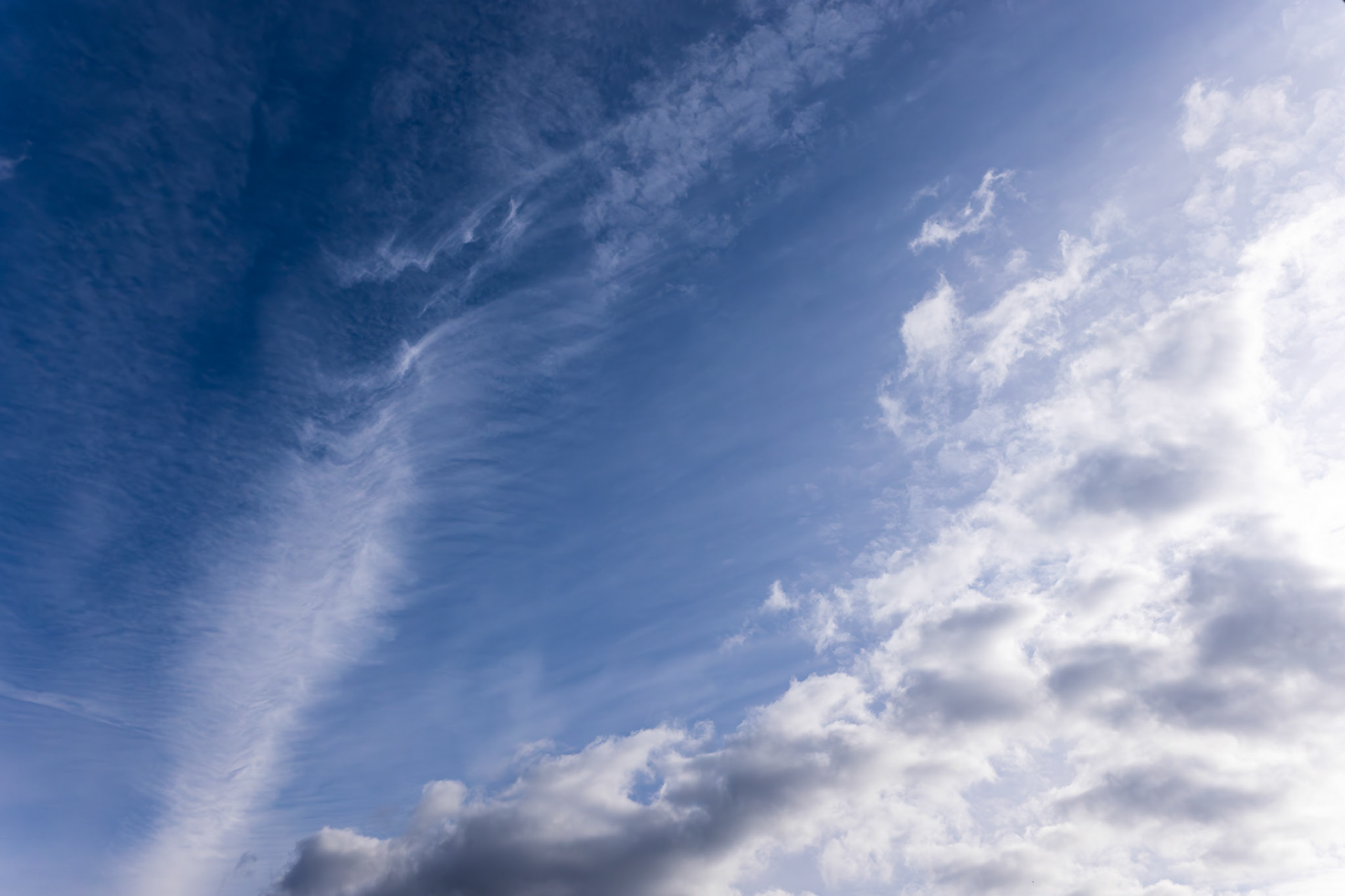 Cirruswolken und Altocumulus - Regen kündigt sich an