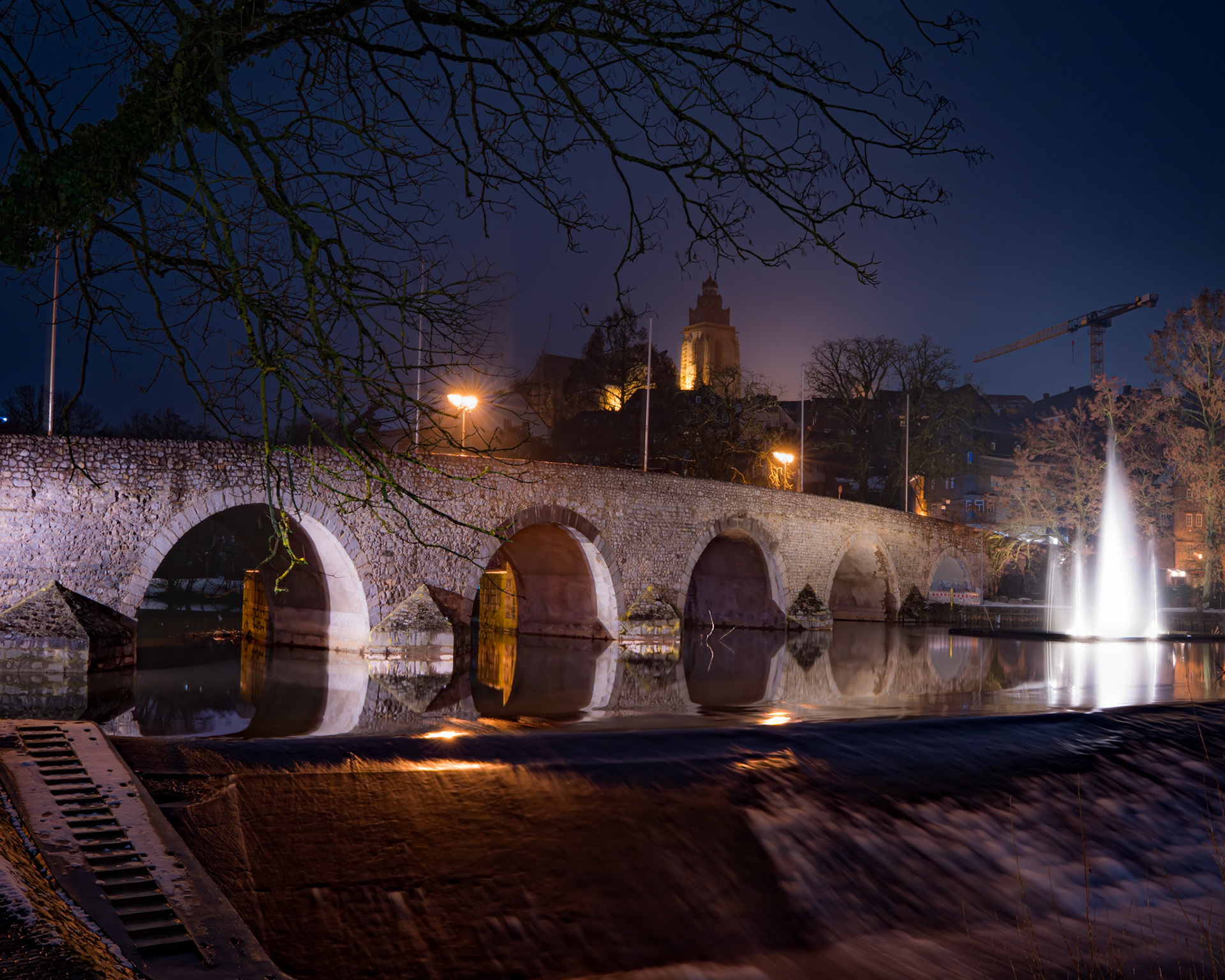 Wetzlarer Lahnwehr und alte Lahnbrücke bei Nacht