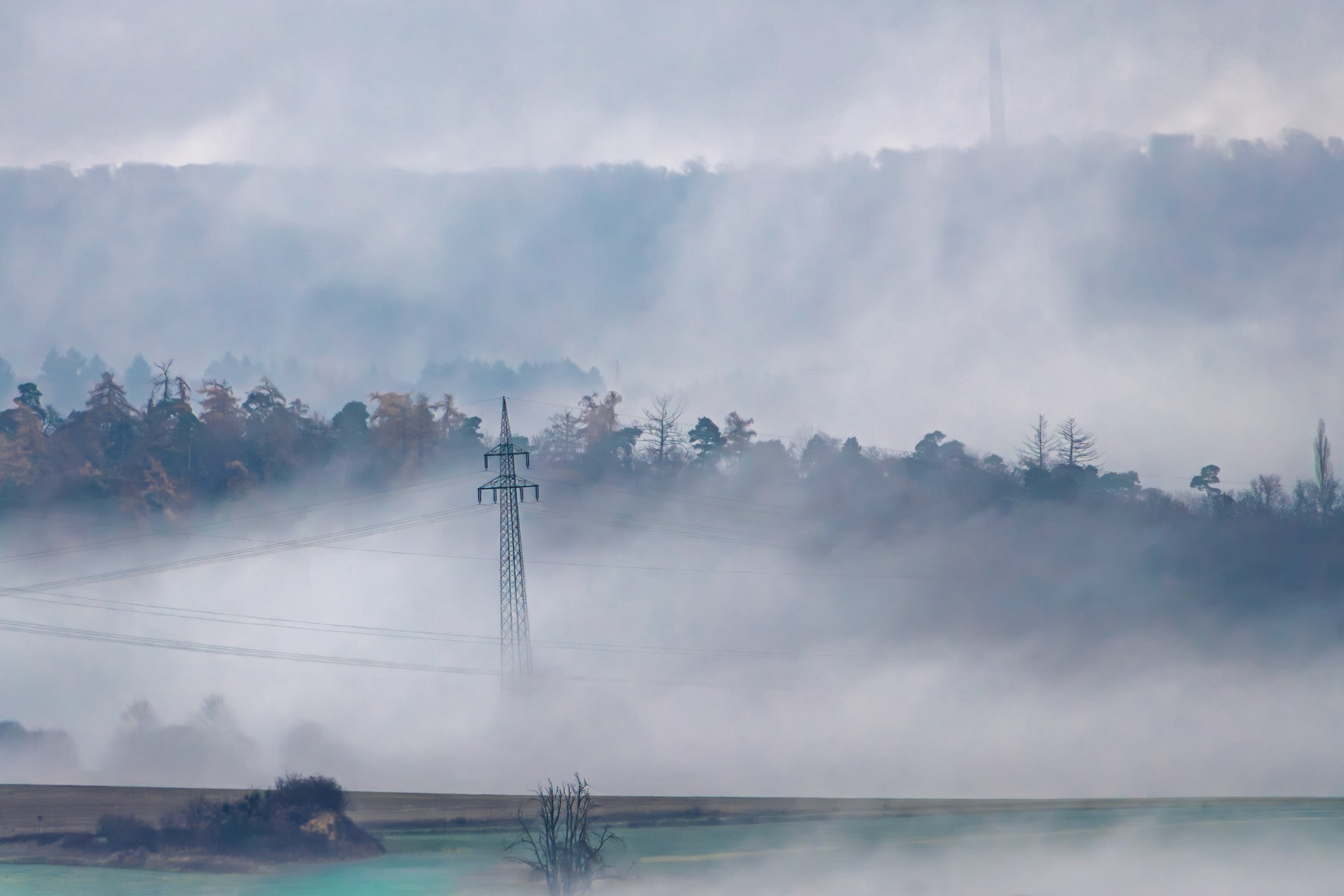 Strommast im Nebel bei Dahlheim auf 2,8km Entfernung