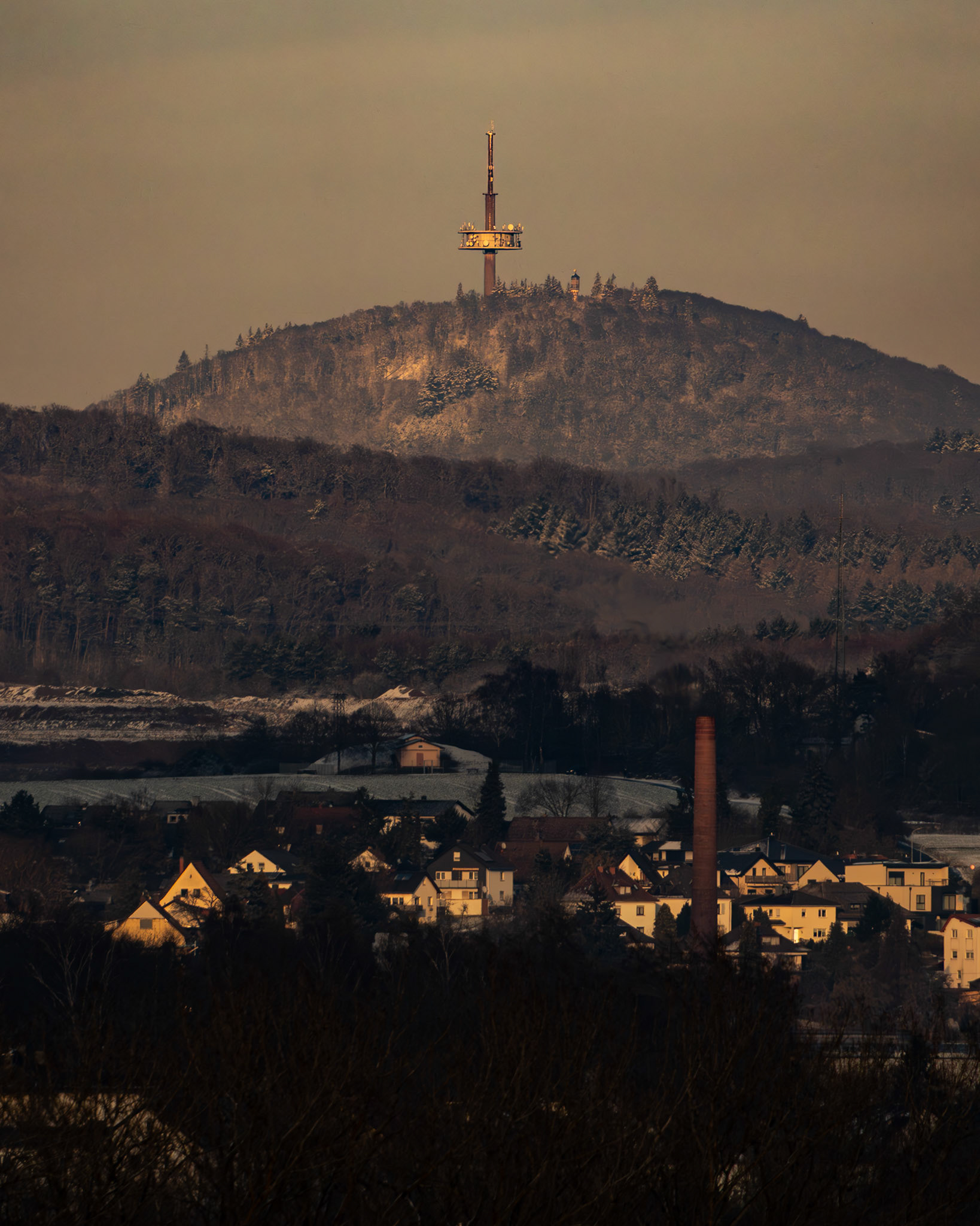 Dünsberg in der Wintersonne mit Radioturm und einem Wetzlarer Stadtteil im Vordergrund