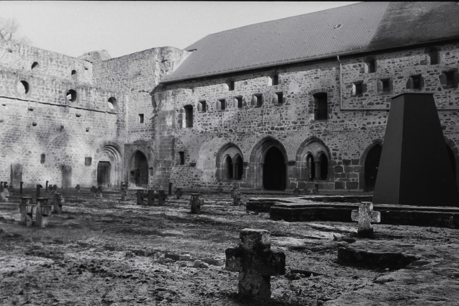 Die Kriegsgräberstädte am Kloster Arnsburg für Täter und Opfer des Naziterrors. Leica M4, Voigtländer Ultron 35mm F2.0, AGFA APX 100.