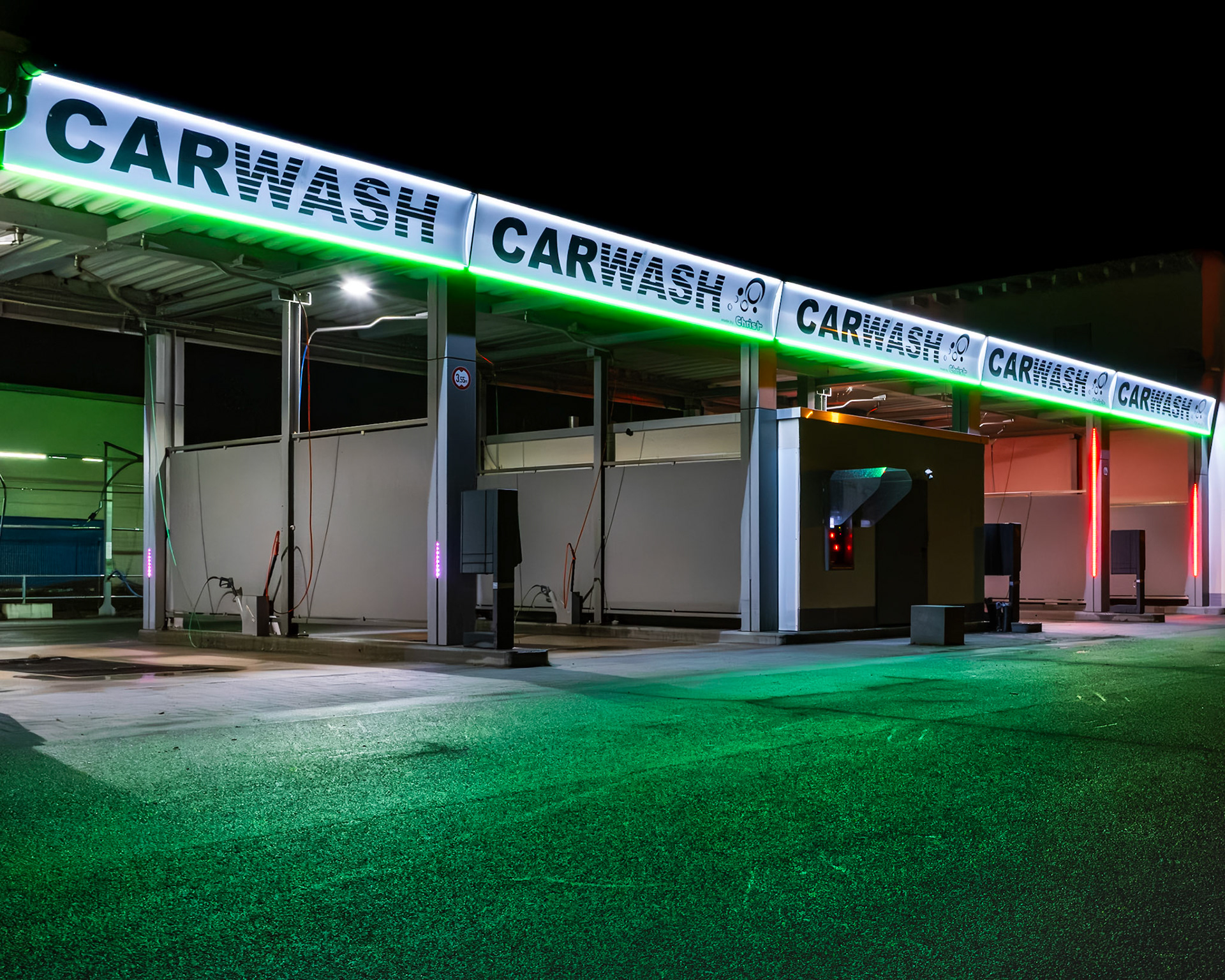 Aßlarer Carwash mit Nachtbeleuchtung im Industriegebiet