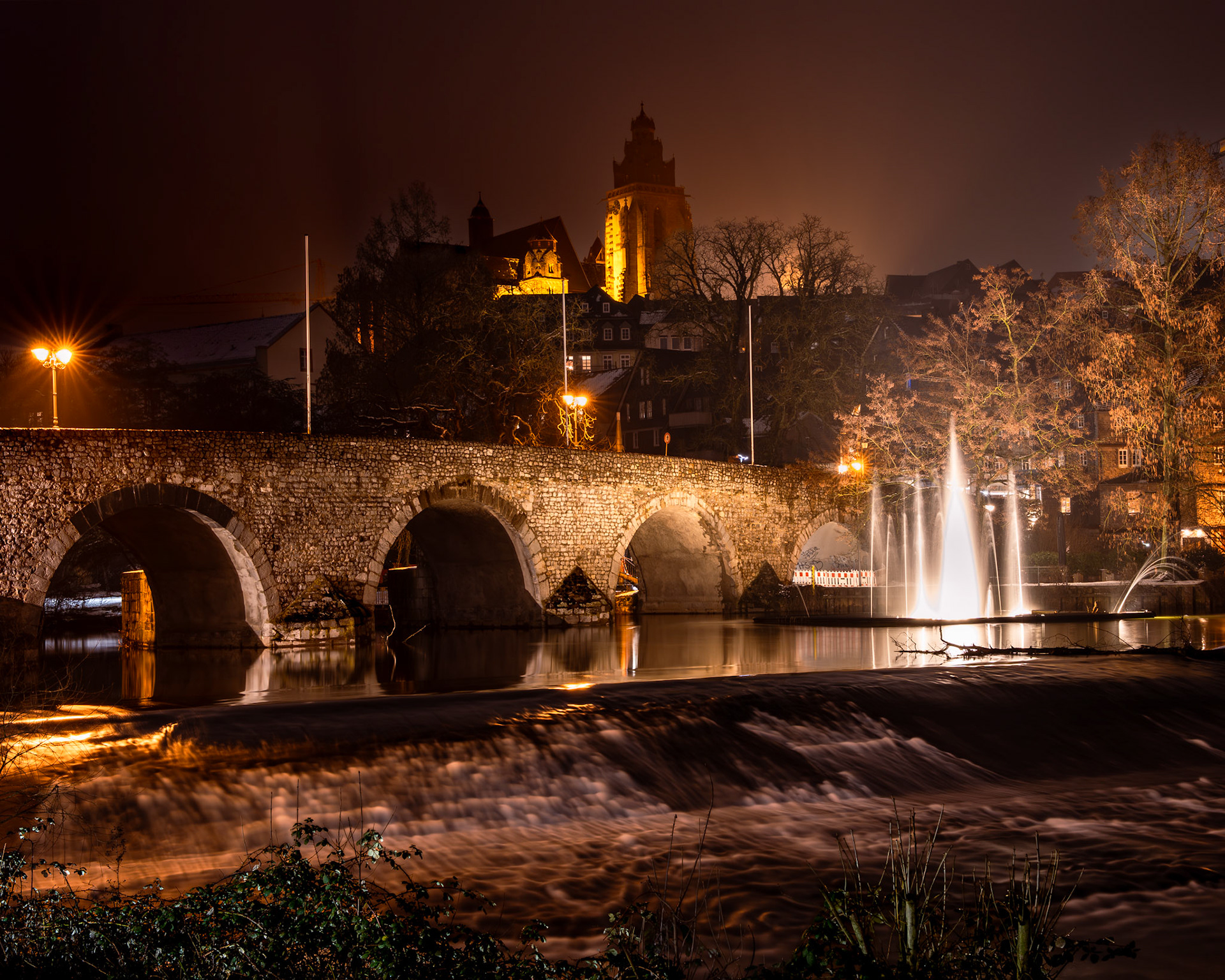 Wetzlarer Lahnwehr und alte Lahnbrücke bei Nacht