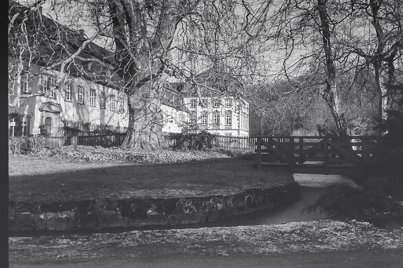Kloster Arnsburg an einem Wintermorgen. Leica M4, Voigtländer Ultron 35mm F2.0, AGFA APX 100.