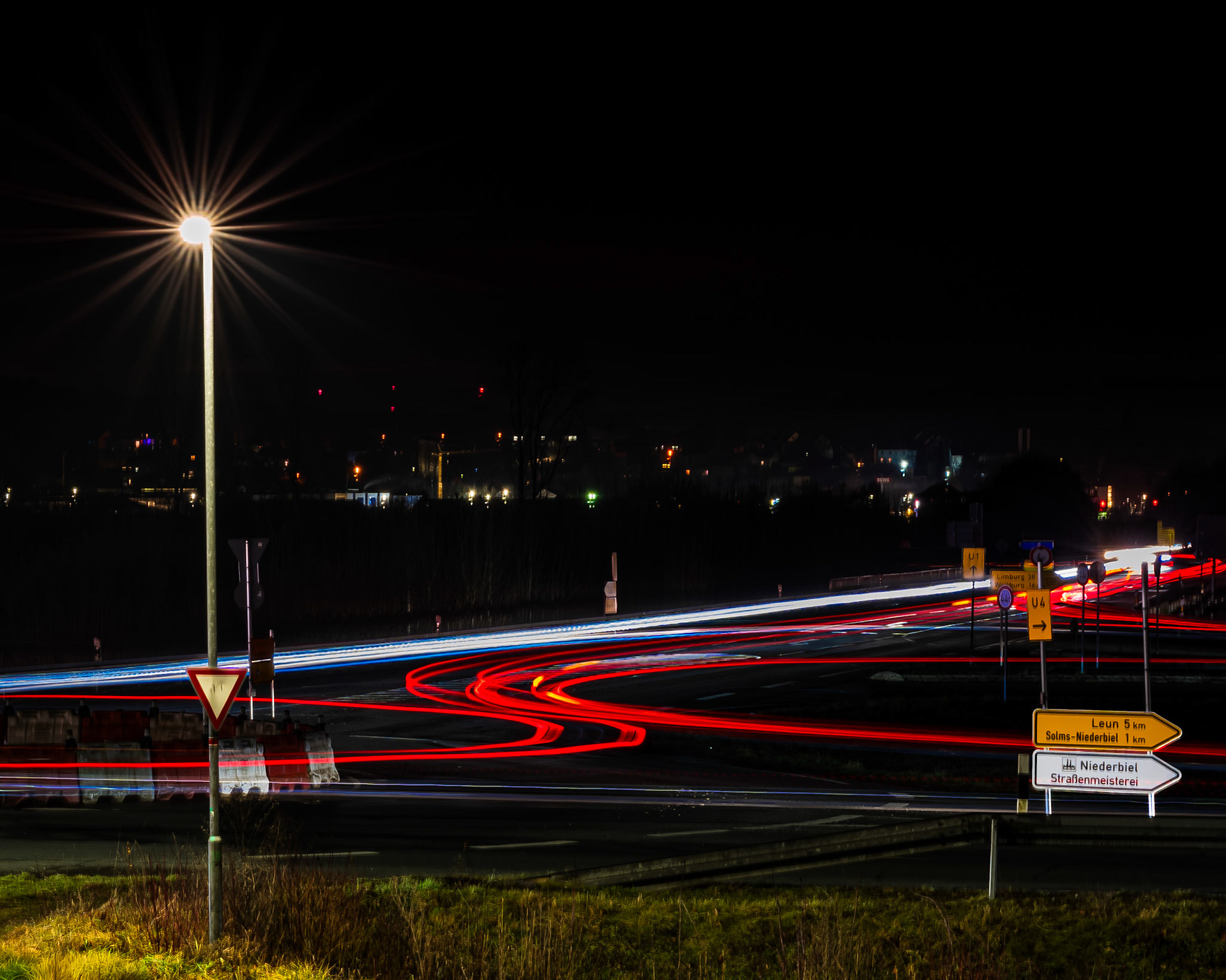 Lichtspuren am Kreisel Solms-Oberbiel
