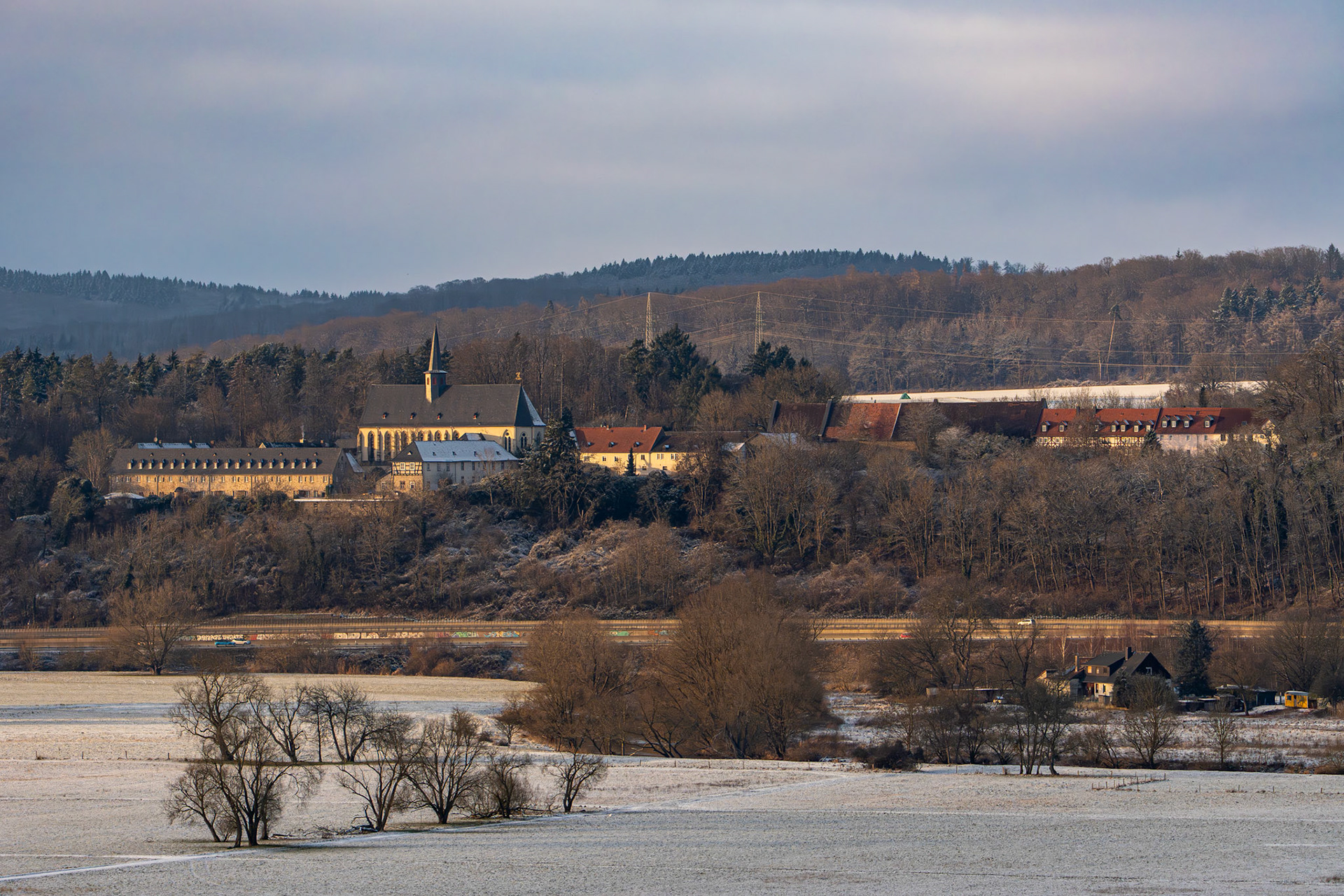 Kloster Altenberg und Lahnwiesen in der Wintersonne