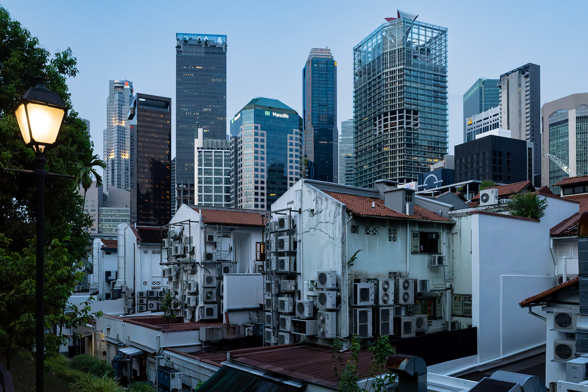 Blick Richtung Downtown vom kleinen Parkpfad nahe Chinatown; Hochhäuser ragen über die niedrigen Gebäude hinaus.