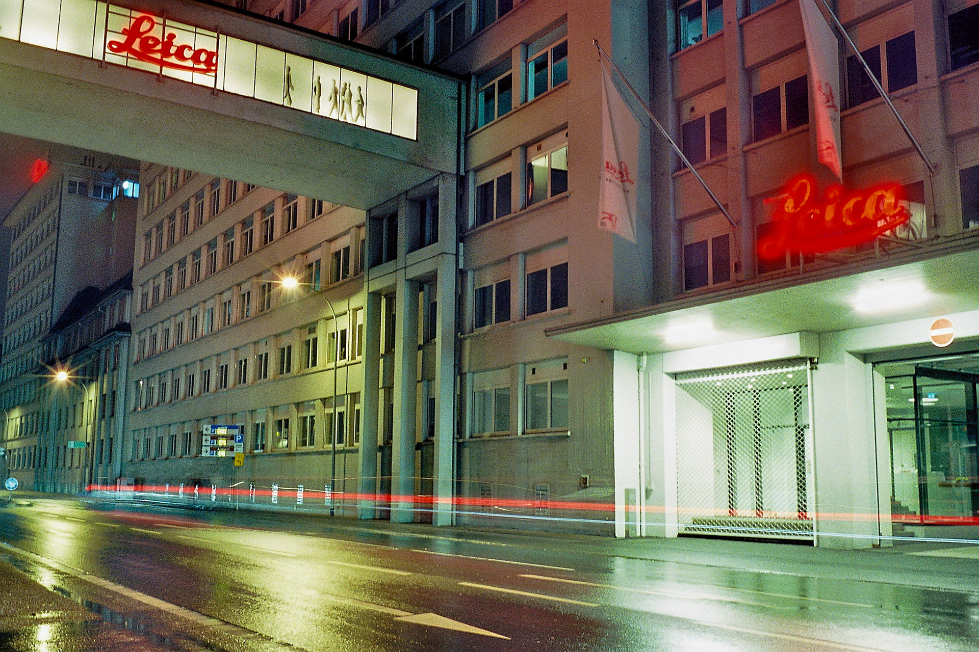 Das alte Leitz-Gebäude mit Lichtspuren, Langzeitaufnahme. Leica M4, Voigtländer Ultron 35mm F2.0, Kodak Ultramax 400.