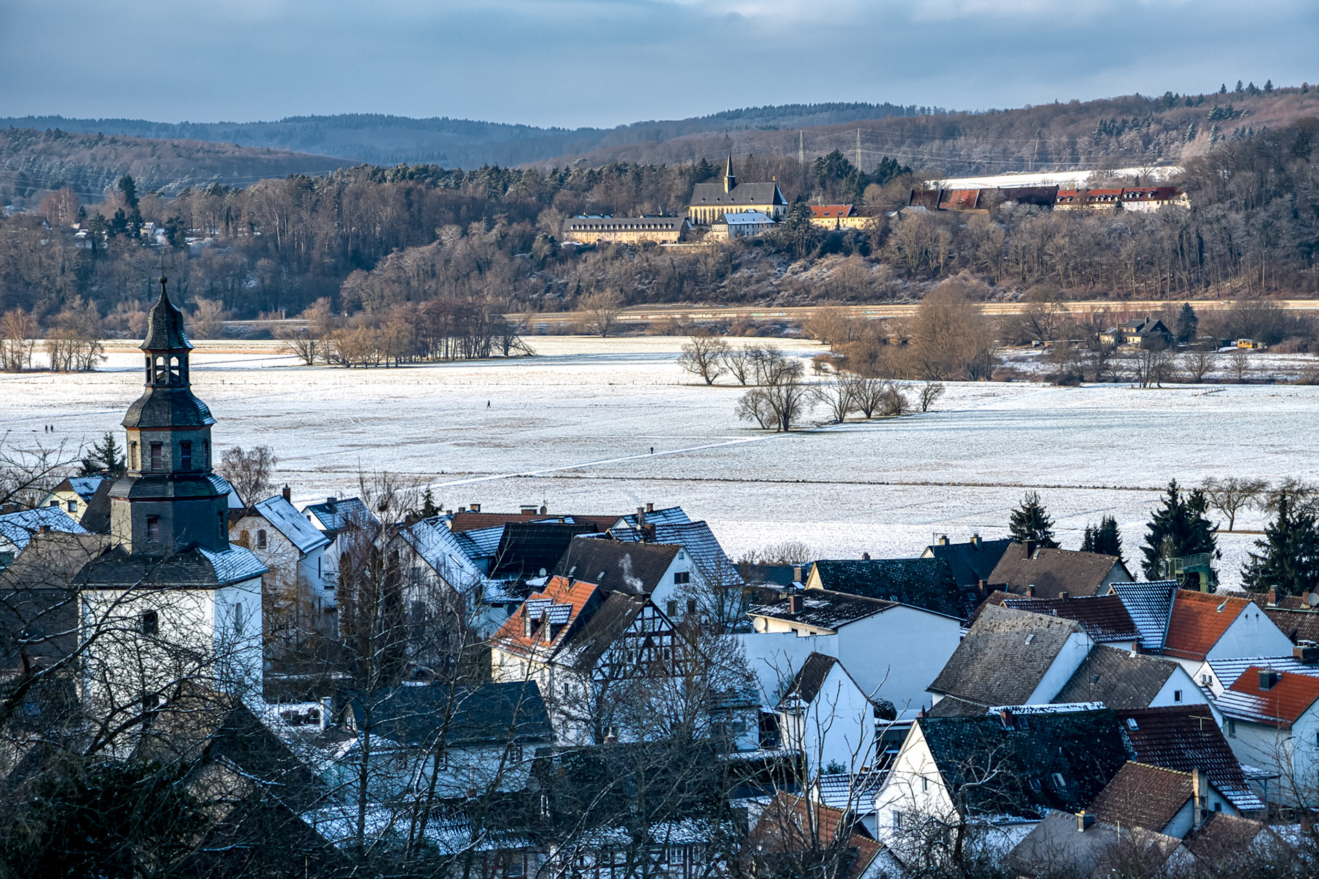 Steindorf und Kloster Altenberg im Winter, geschossen vom Weinberg