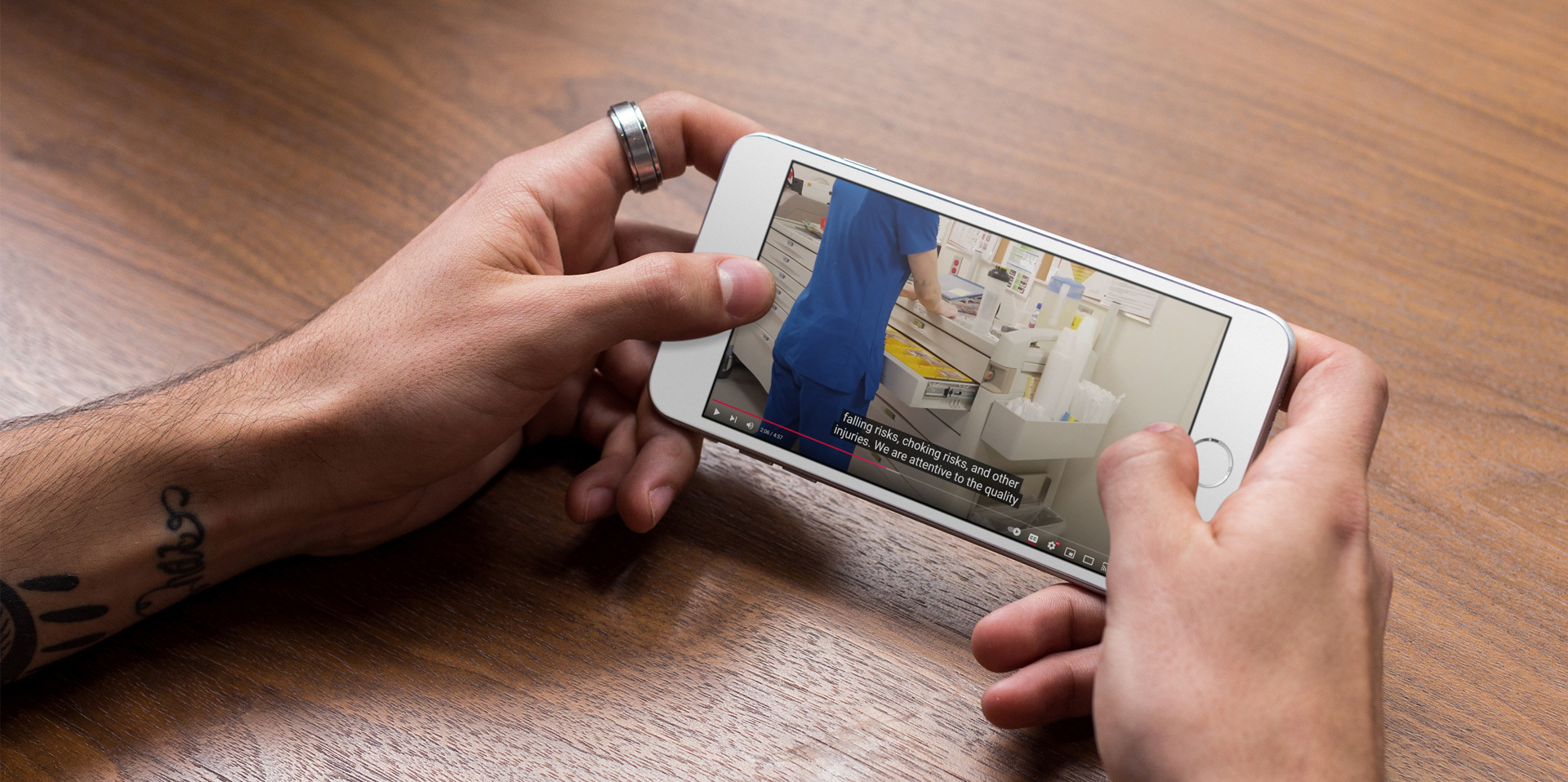 Vidéo « La pratique infirmière en CHSLD » visionnée sur un téléphone intelligent