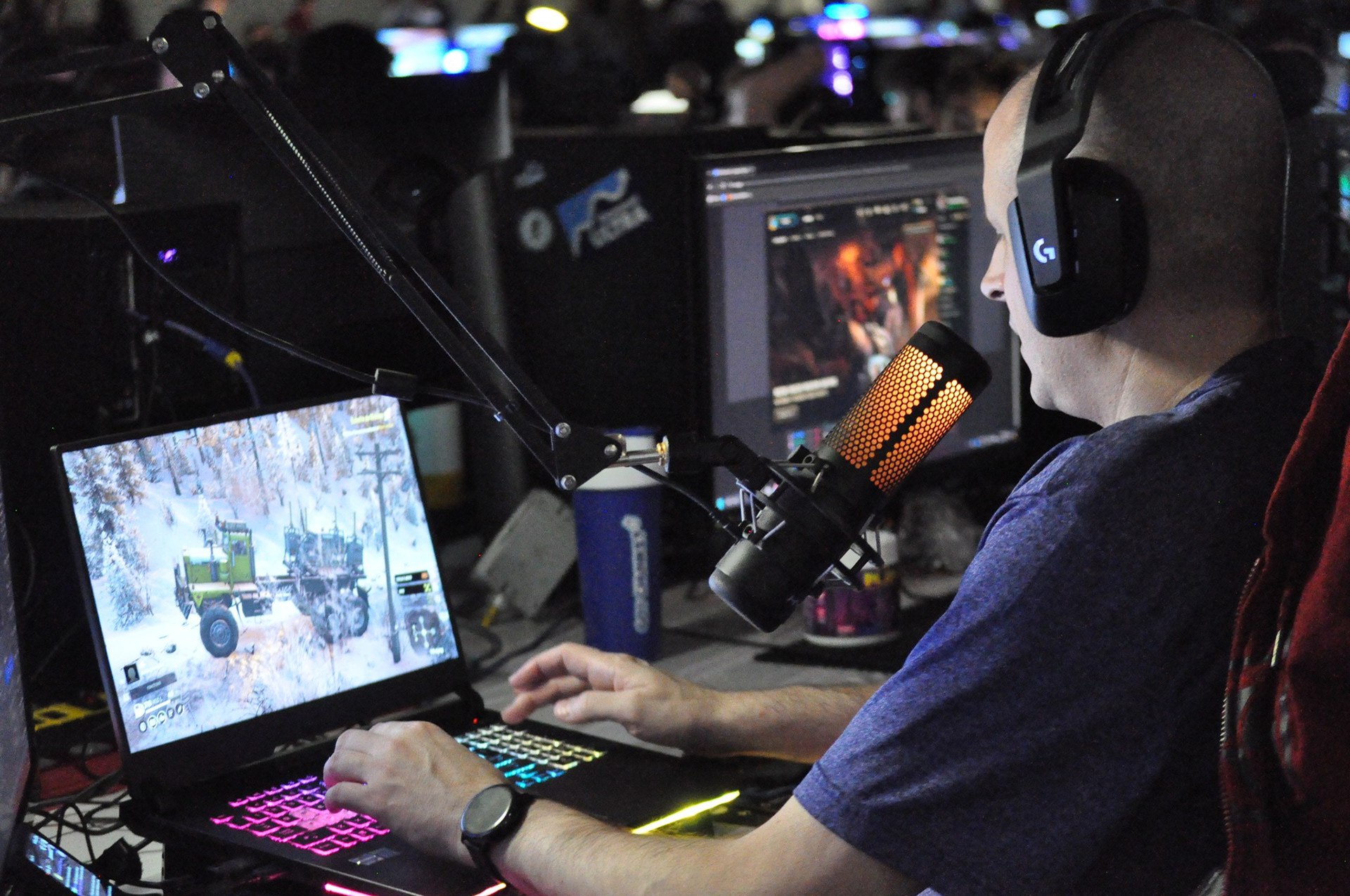 Streamer en train de jouer à son portable