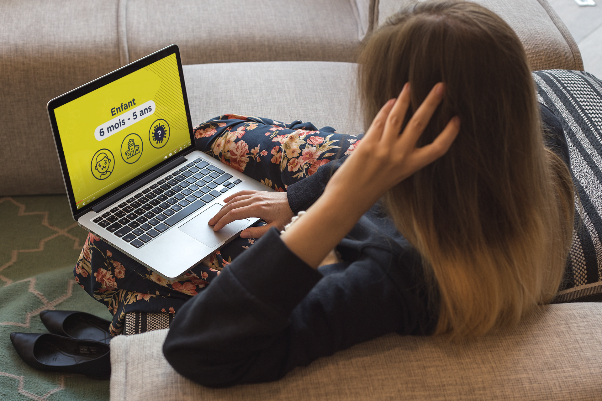 Personne qui regarde la vidéo « Symptômes COVID-19 » sur un ordinateur portable