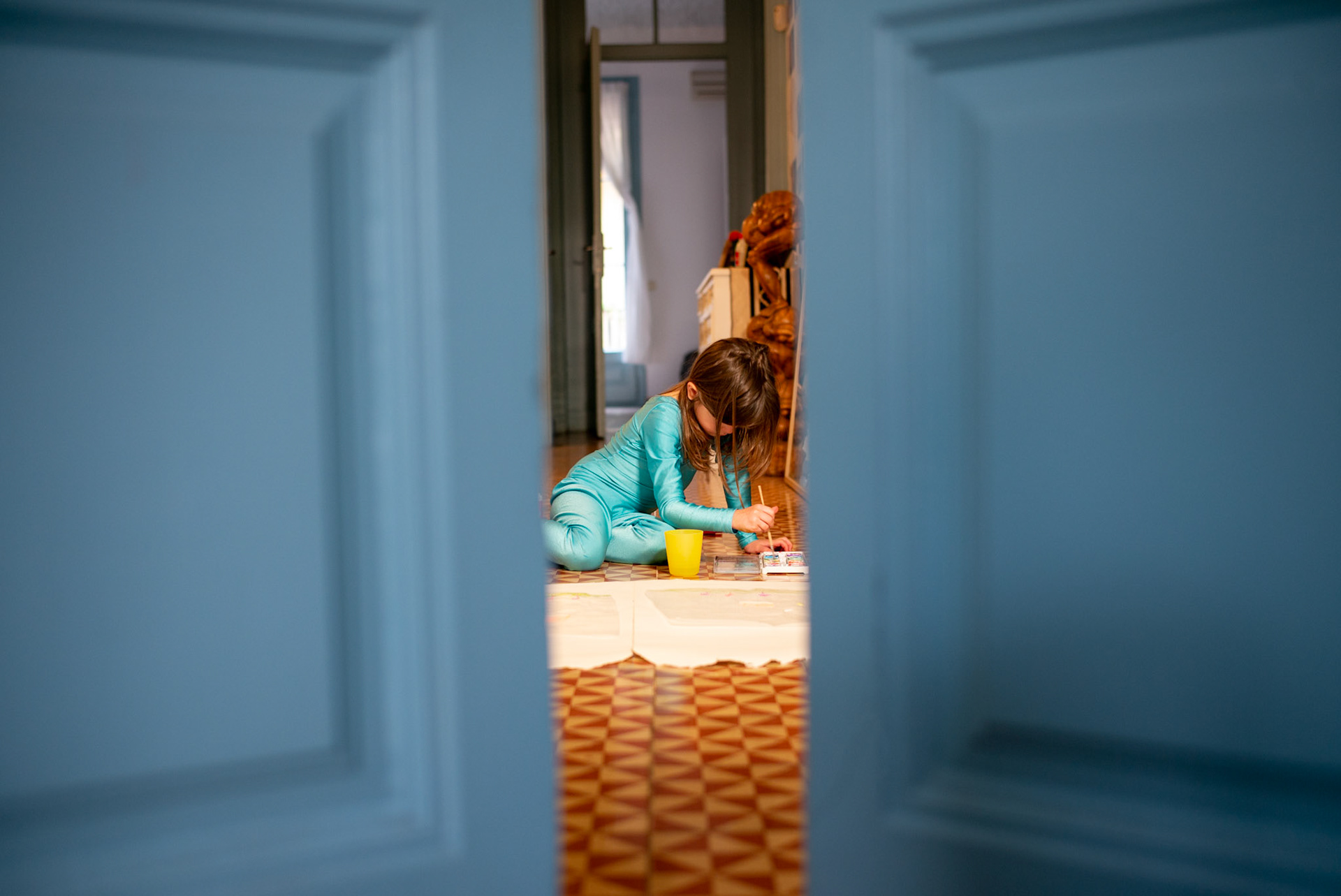 Sophie doing some art and crafts at home in Barcelona while the whole country is in mandatory lockdown due to the Covid-19 crisis.