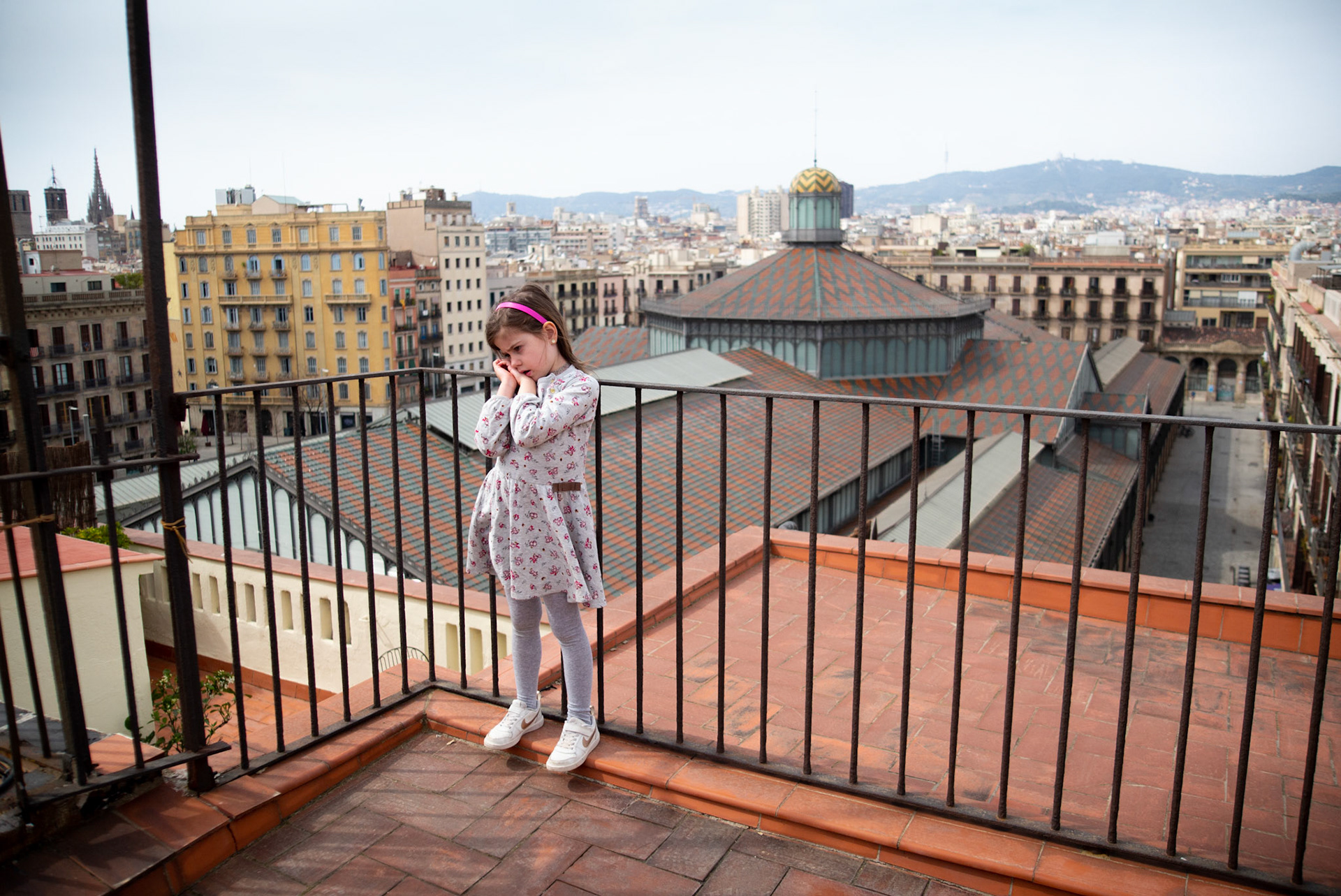 Sophie up on the roof of the building of her apartment in Barcelona has a down moment because her mother is in Italy assisting her family and can’t come back home for now. Both Spain and Italy are in mandatory lockdown due to the Covid-19 crisis.