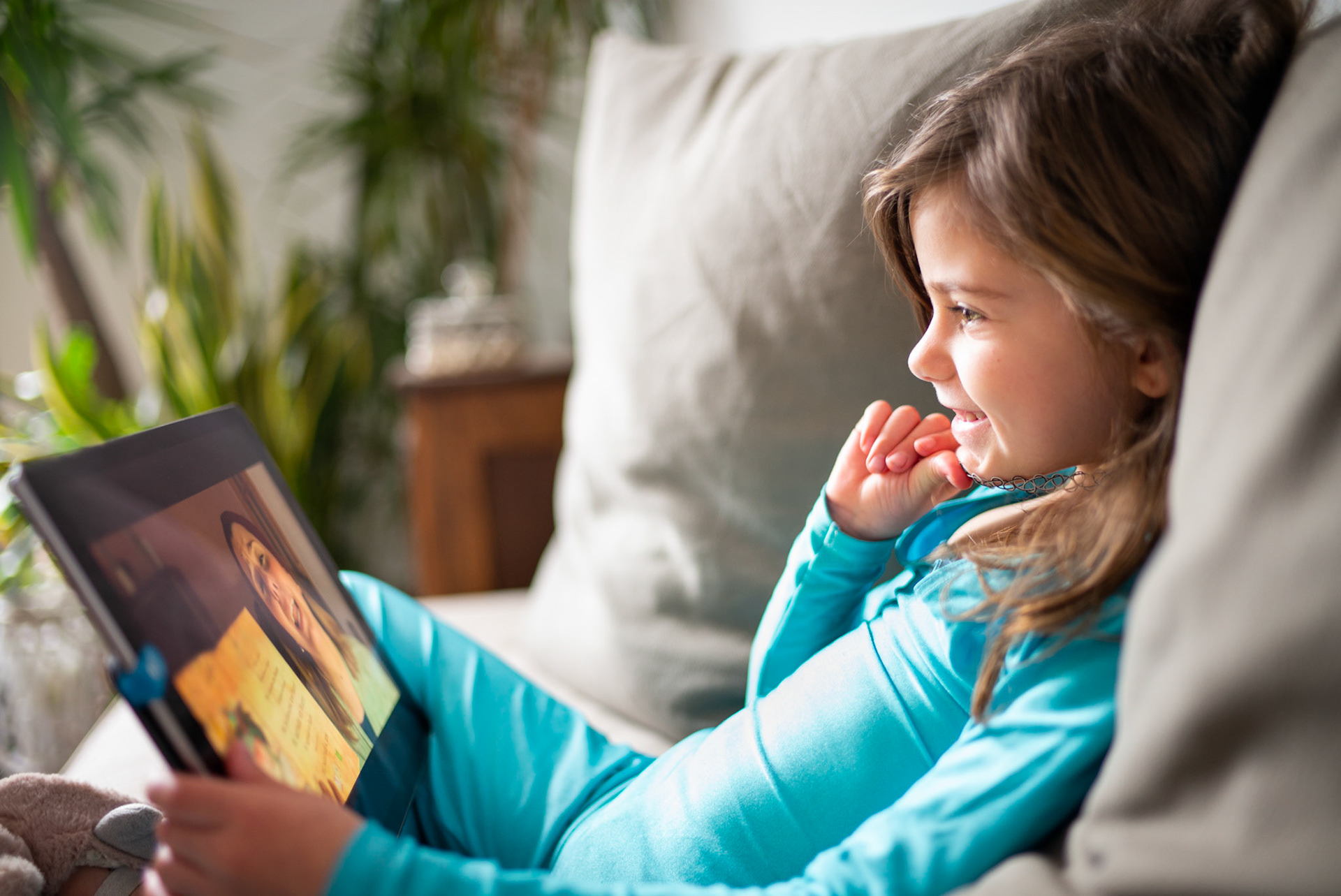 Barcelona, Spain. Sophie takes her online catalán class as the whole country is in a mandatory lockdown due to the Covid-19 pandemia. In the meantime, her mother’s been in Milano for the past 20 days helping her own mother getting better from Corona.