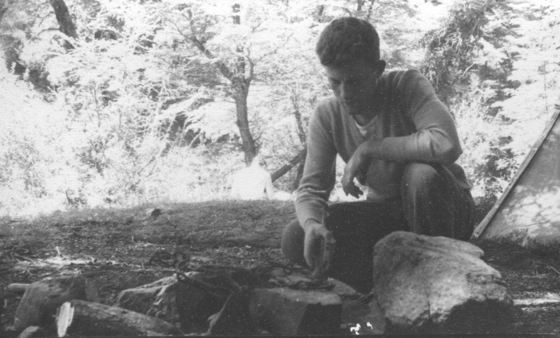 Cocinando en campamento a orillas del Lago Guillelmo.