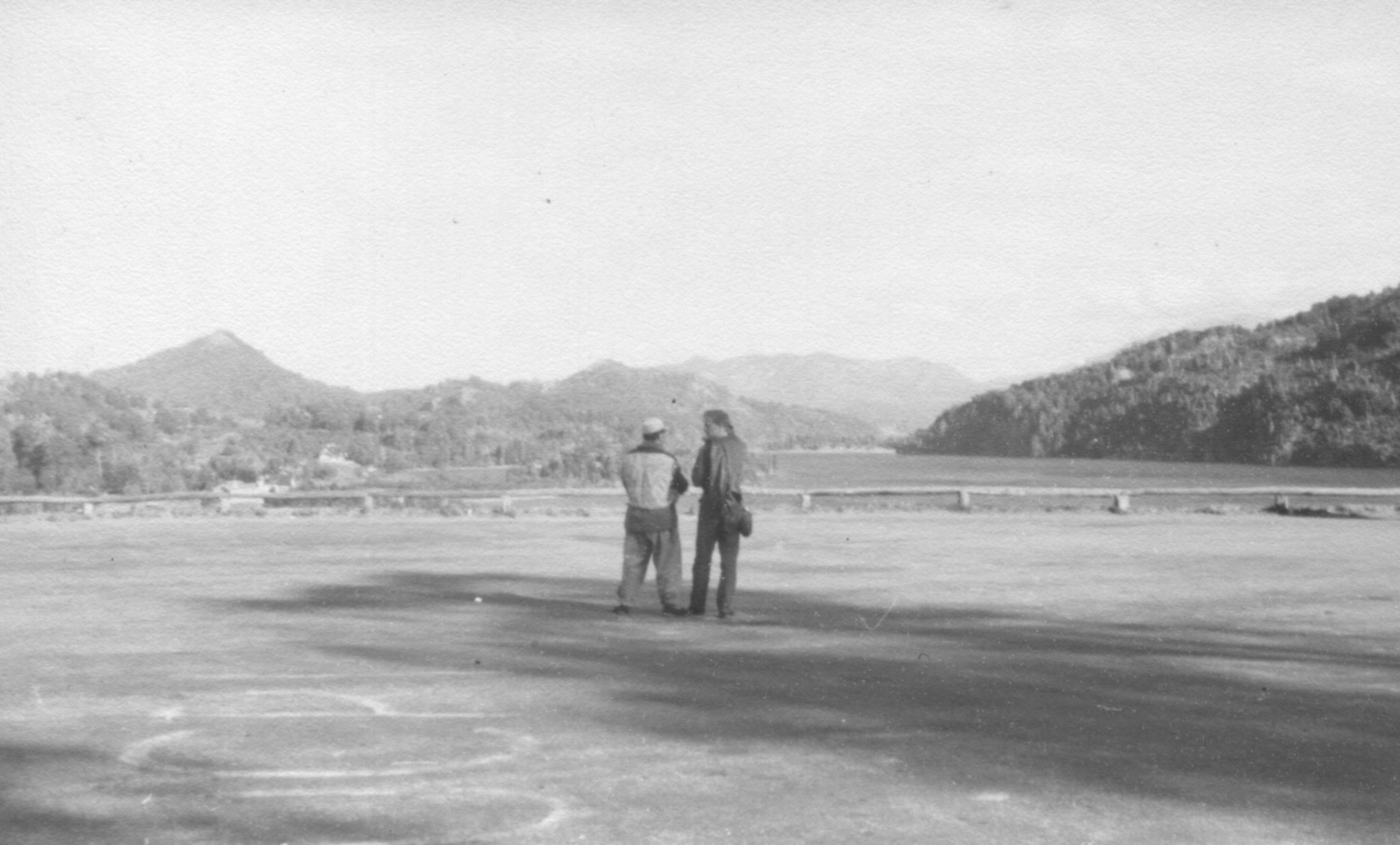 Explanada del Hotel Llao-Llao frente al Lago Moreno.
