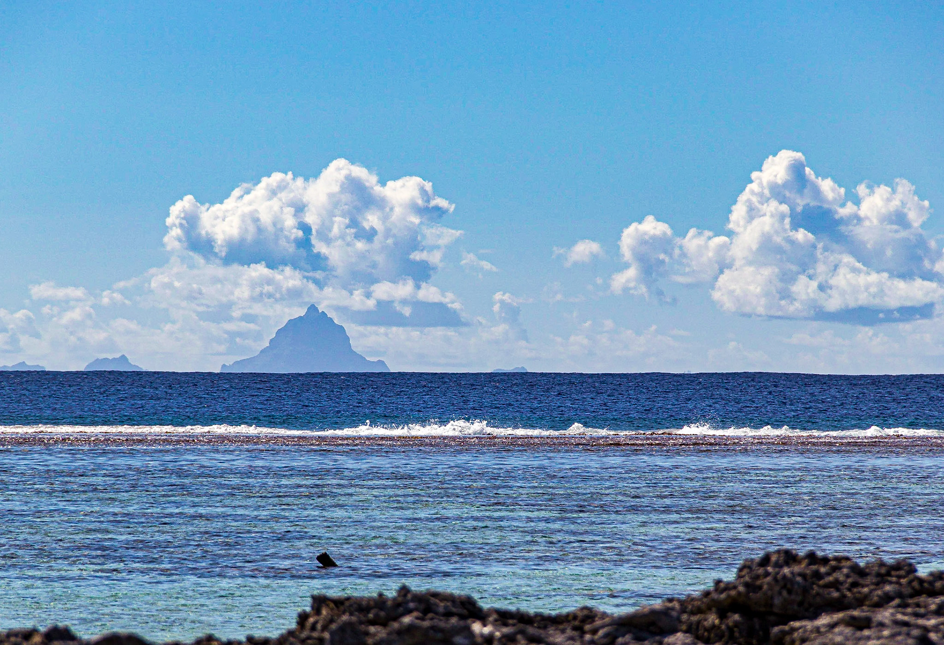 Perfil del volcán de Bora Bora en el horizonte