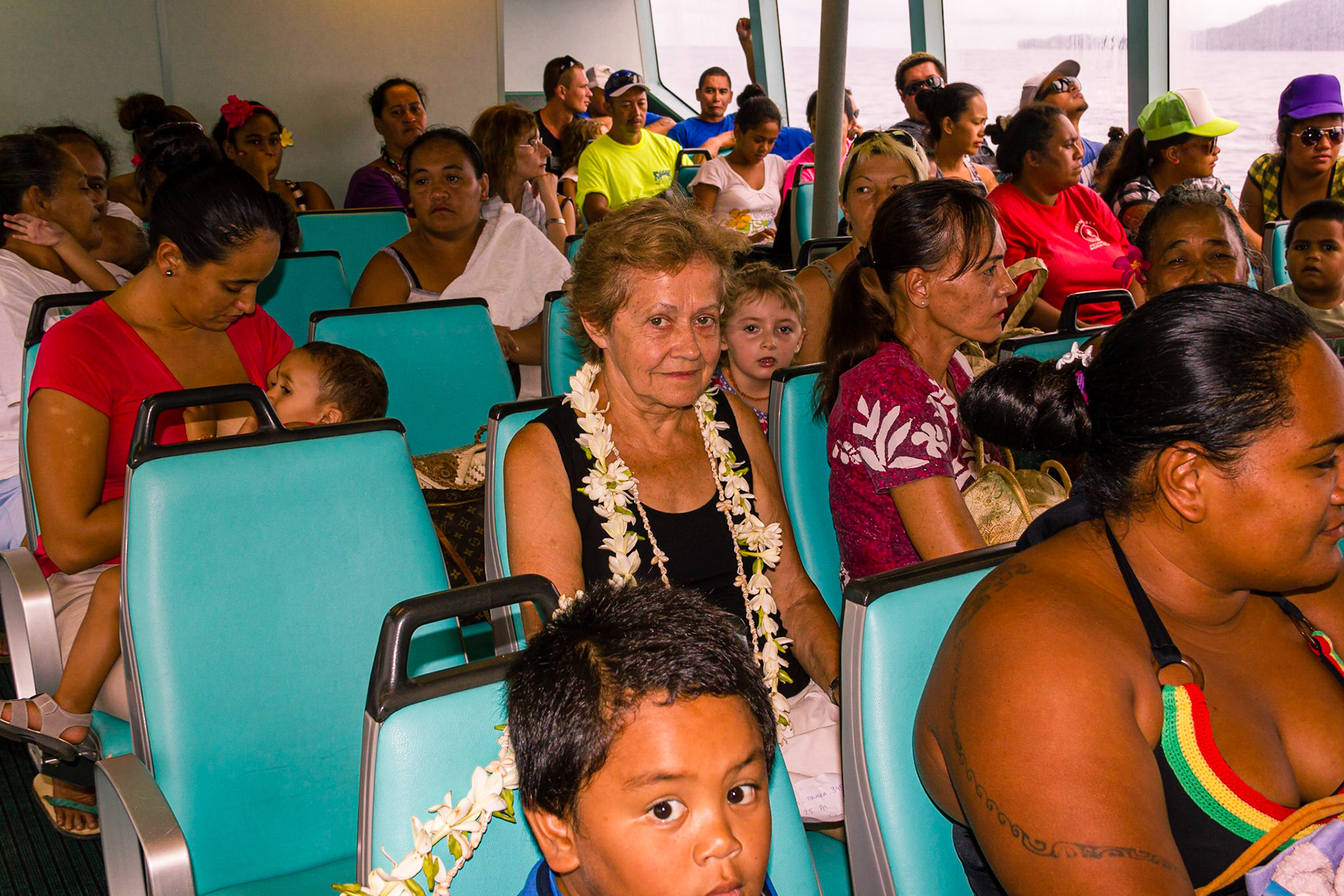 Bora Bora, navegando hacia el aeropuerto para volar a Maupití