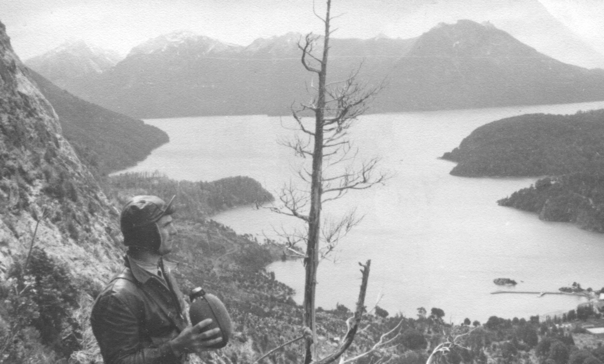 Nucho observando la Bahía López desde el Cerro López.