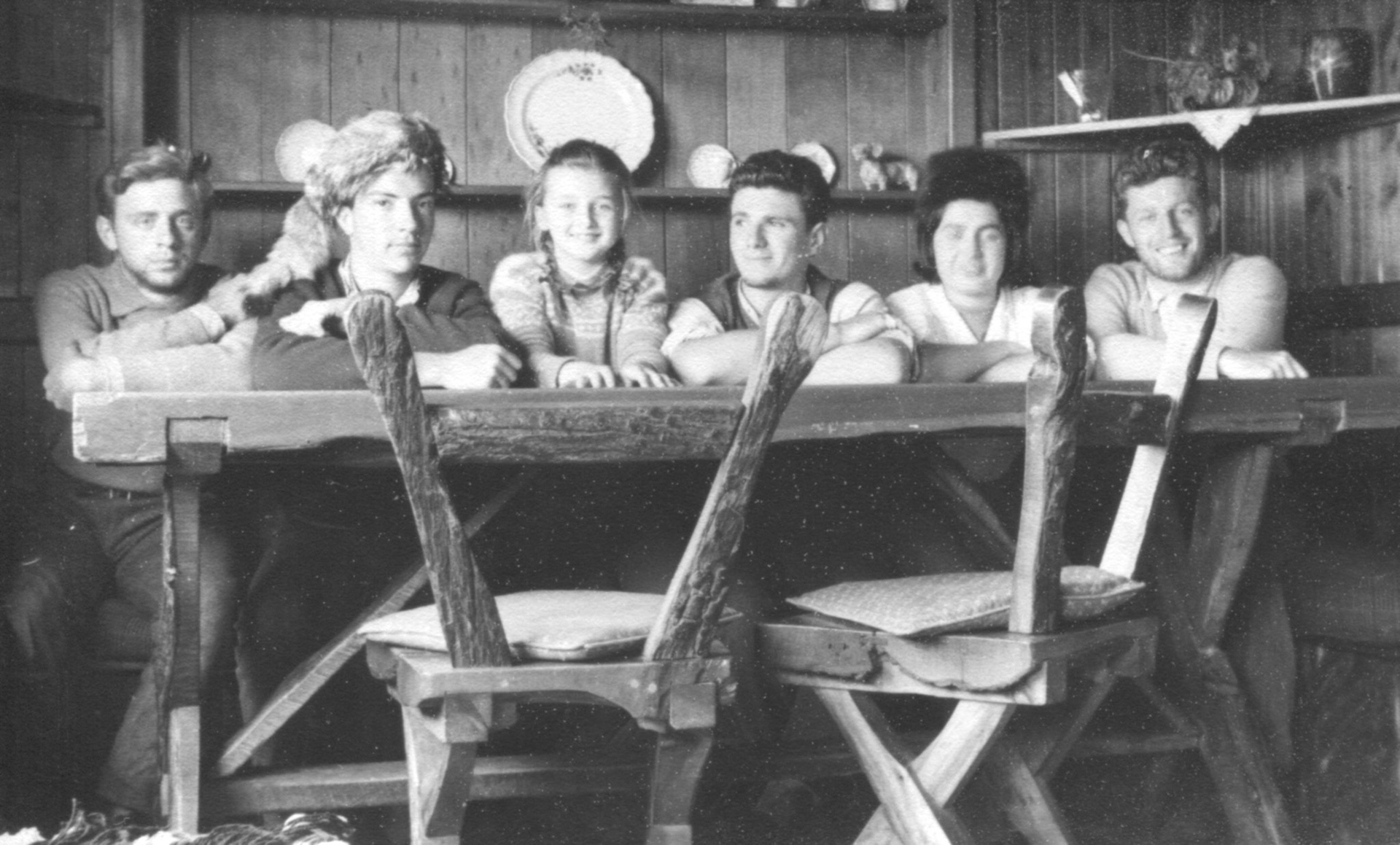 Comedor de la casa de Nello Garagnani, amigo del Tío Humberto.  Posamos con la hija y una compañera de viaje.