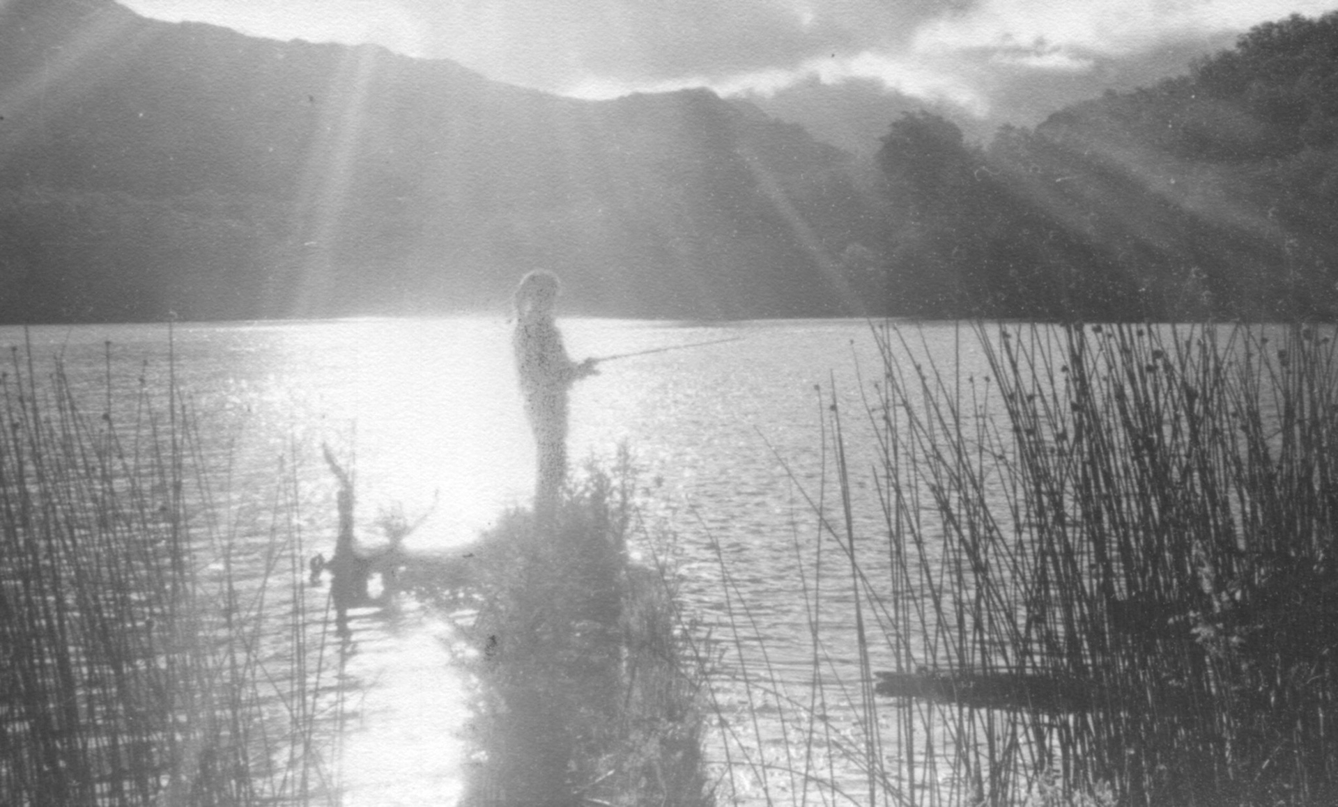 Pescando en Lago Escondido al Pie del Cerro Padre Laguna