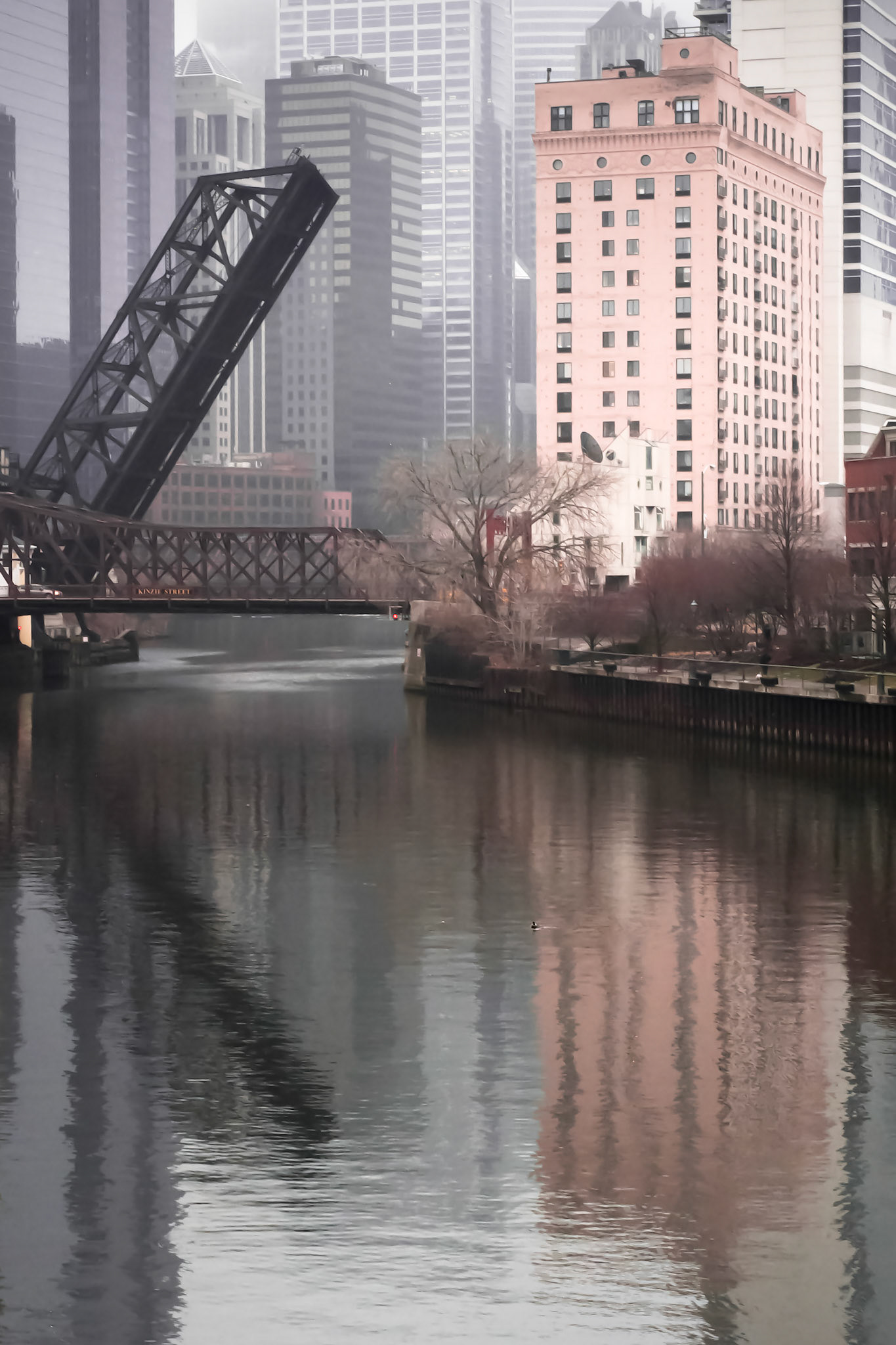 40 degrees looking at the Cold Storage building at Kinzie Street and the river, looking south.