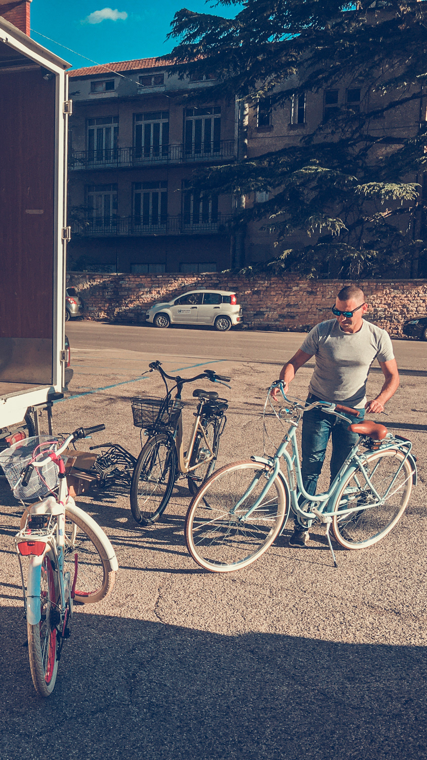 Filippo prepara le bici da fotografare.