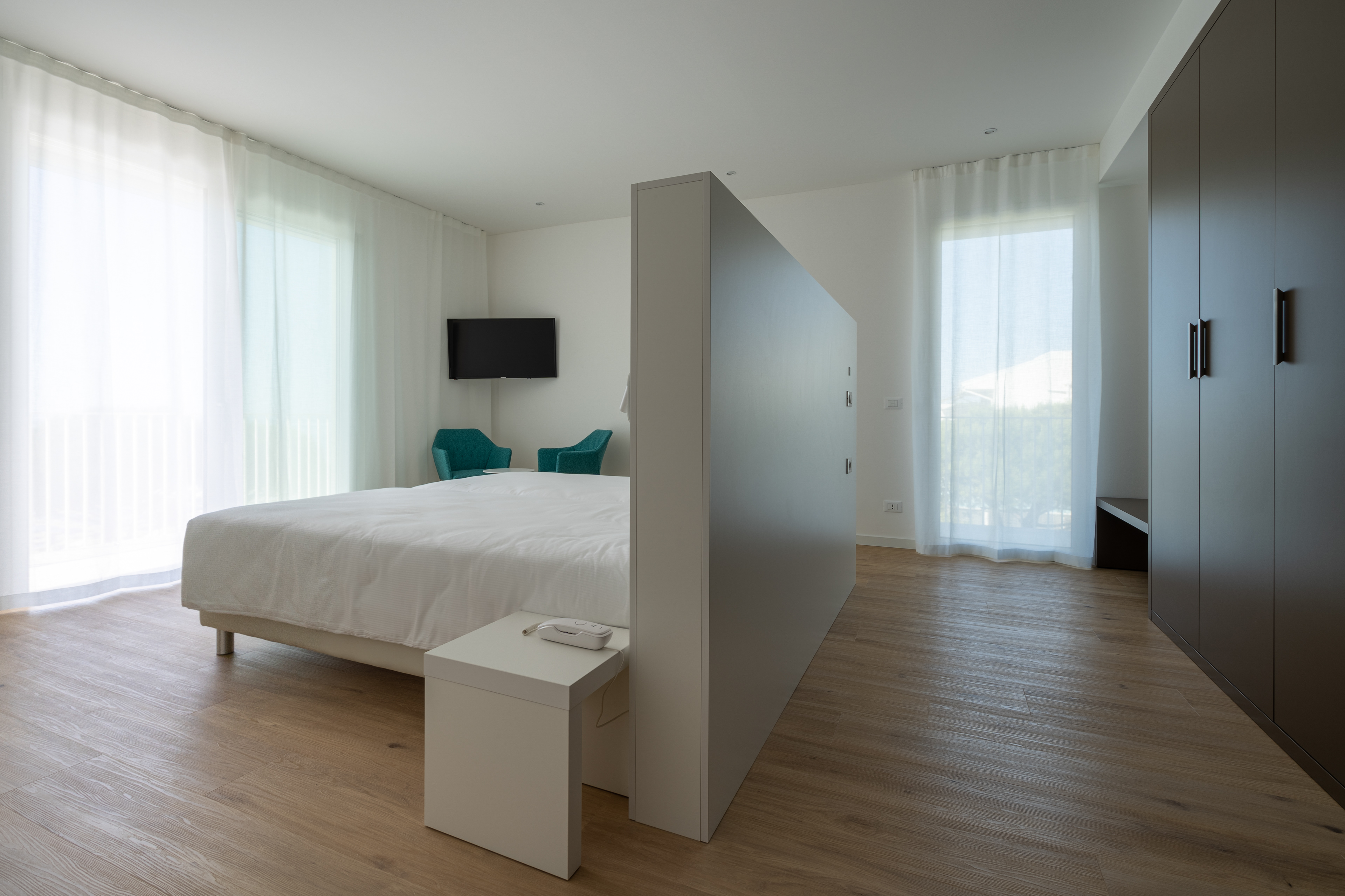 ma_muradorarchitetti: Hotel Bauer&Sporting Jesolo (VE) - Camera 302. Progetto @comacchiocristina @giacomo.murador