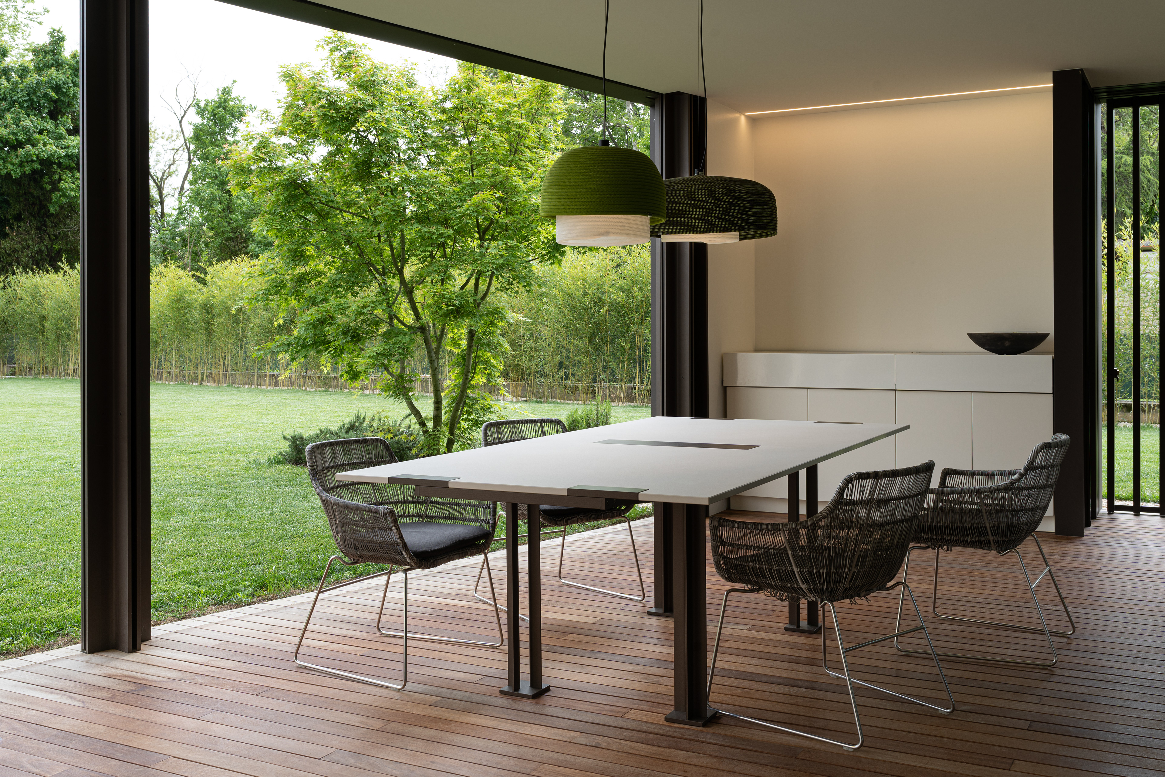 ma_muradorarchitetti: Casa CM_Tavolo “In-Castrum” 120x240 da 6 a 10 persone. Un basamento scultoreo in metallo scuro si unisce al piano in pietra sinterizzata @lapitec_official bianco Polare.  Progetto @comacchiocristina @giacomo.murador