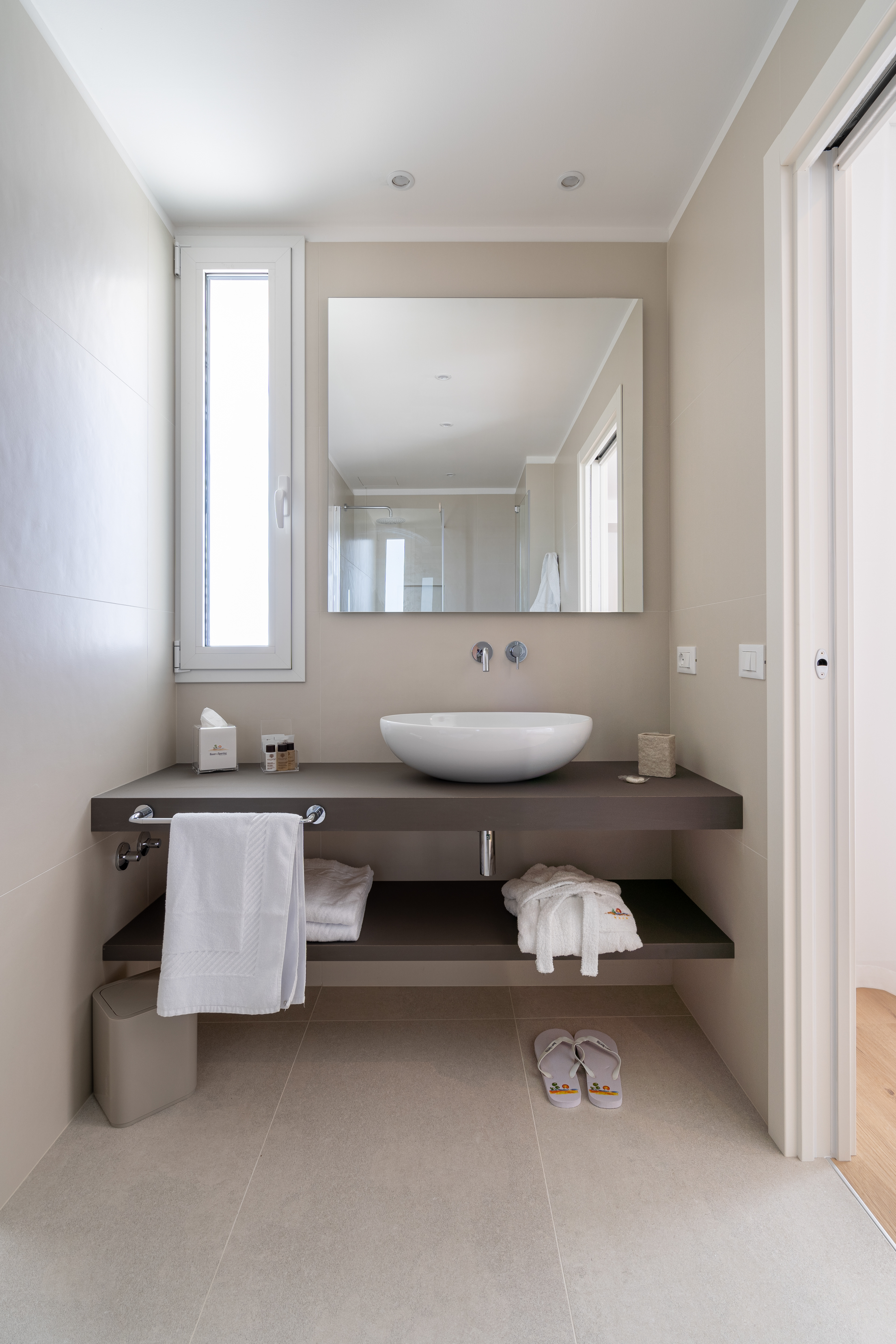 ma_muradorarchitetti: Hotel Bauer&Sporting Jesolo (VE) - Camera 302. Progetto @comacchiocristina @giacomo.murador