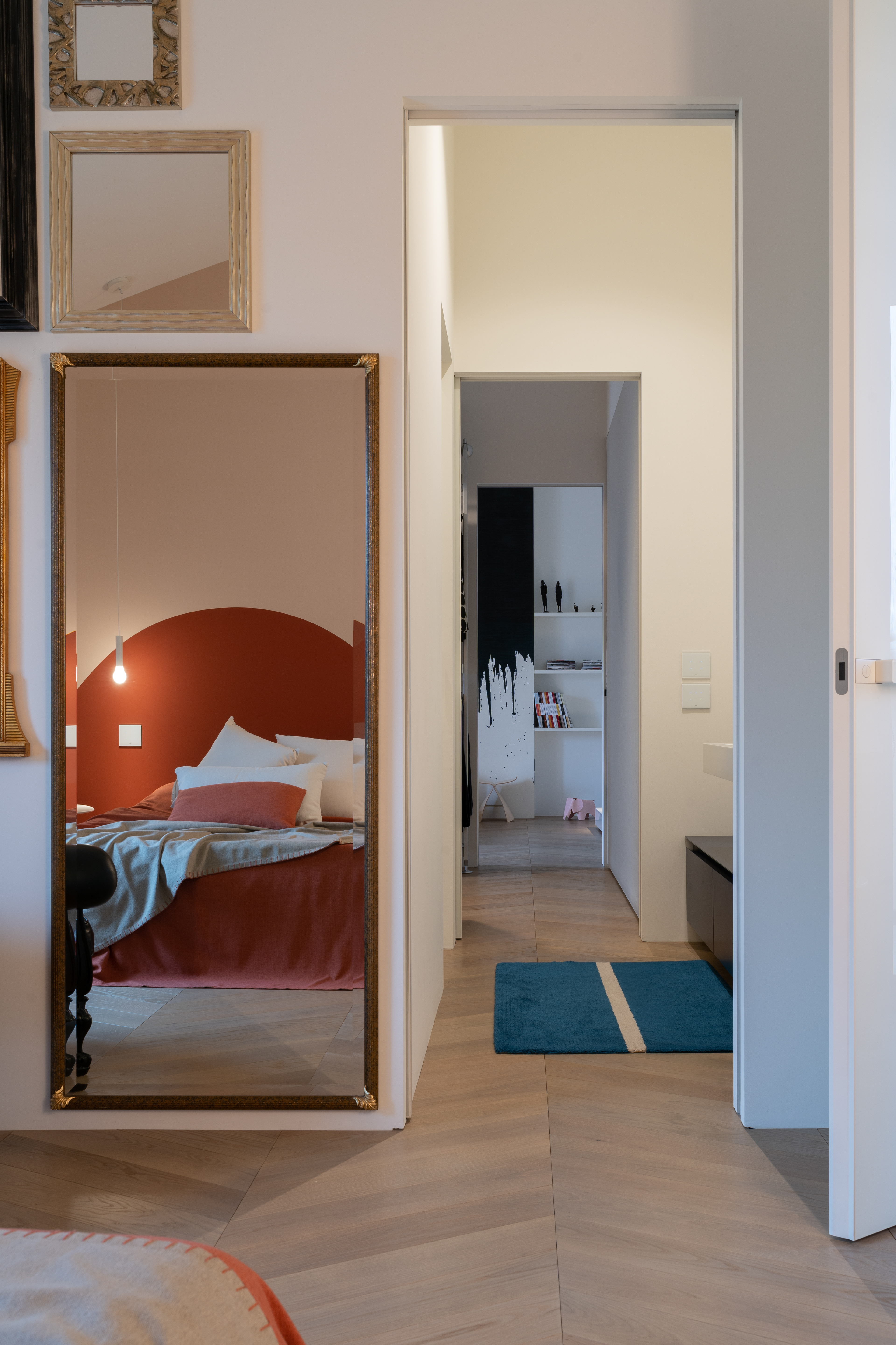 ma_muradorarchitetti: Casa CM_Camera "Bohème" dalle linee morbide e dai colori caldi. Progetto @comacchiocristina @giacomo.murador - #davidegroppi