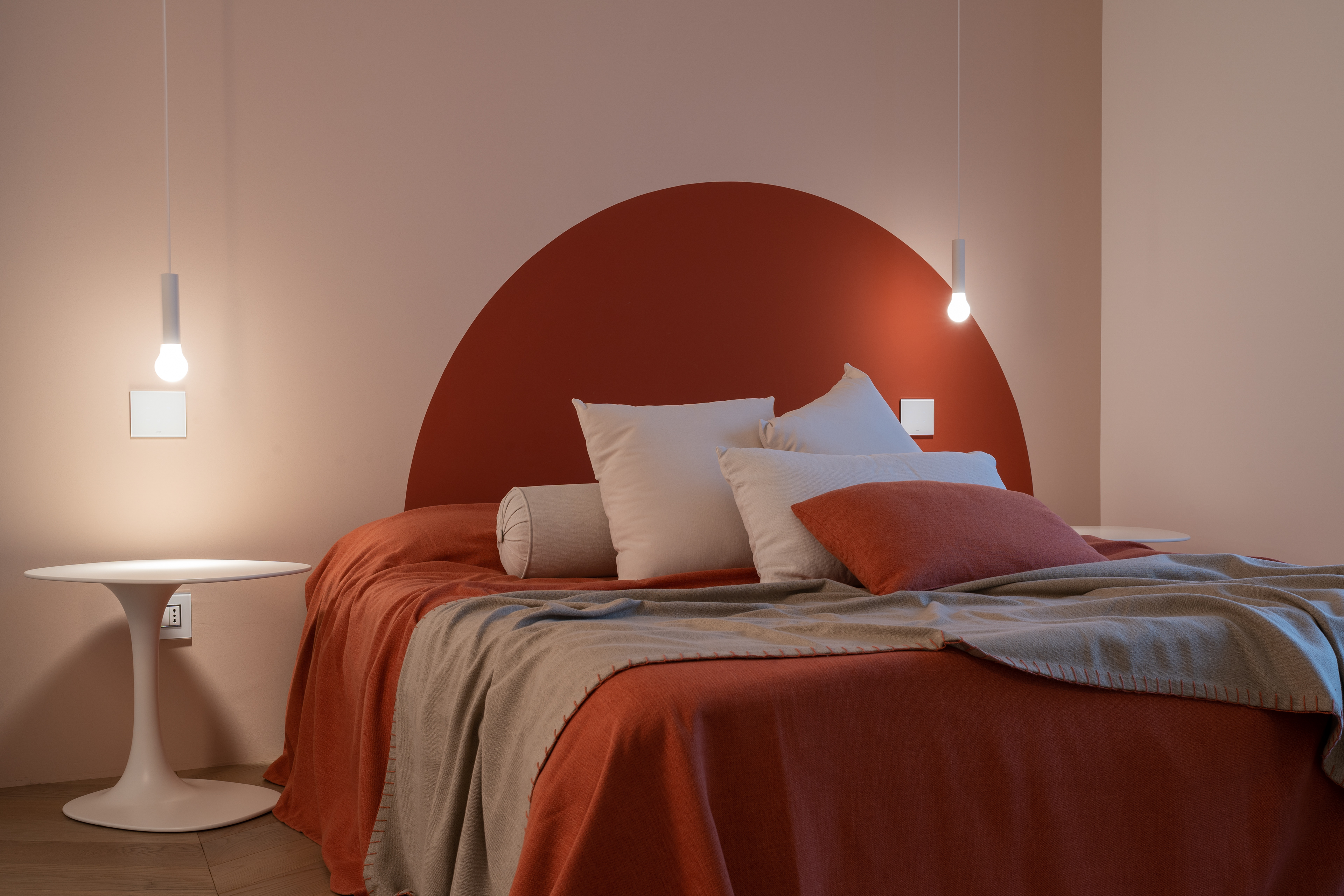 ma_muradorarchitetti: Casa CM_Camera "Bohème" dalle linee morbide e dai colori caldi. Progetto @comacchiocristina @giacomo.murador - #davidegroppi