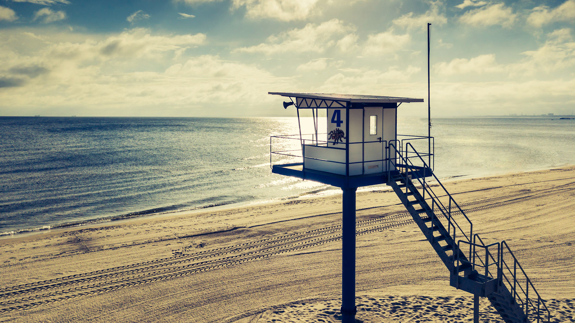 Wachturm der DLRG am Strand von Heringsdorf auf Usedom in der Morgensonne