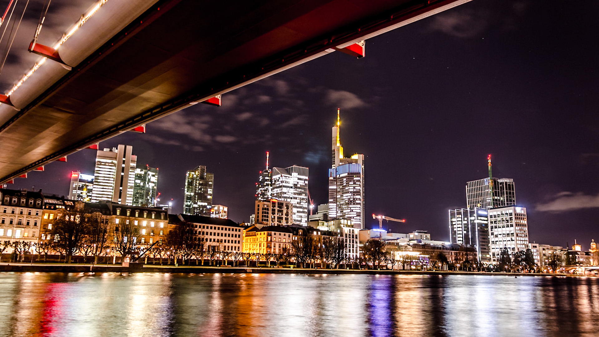 Skyline Frankfurt bei Nacht mit dem Holbeinsteg