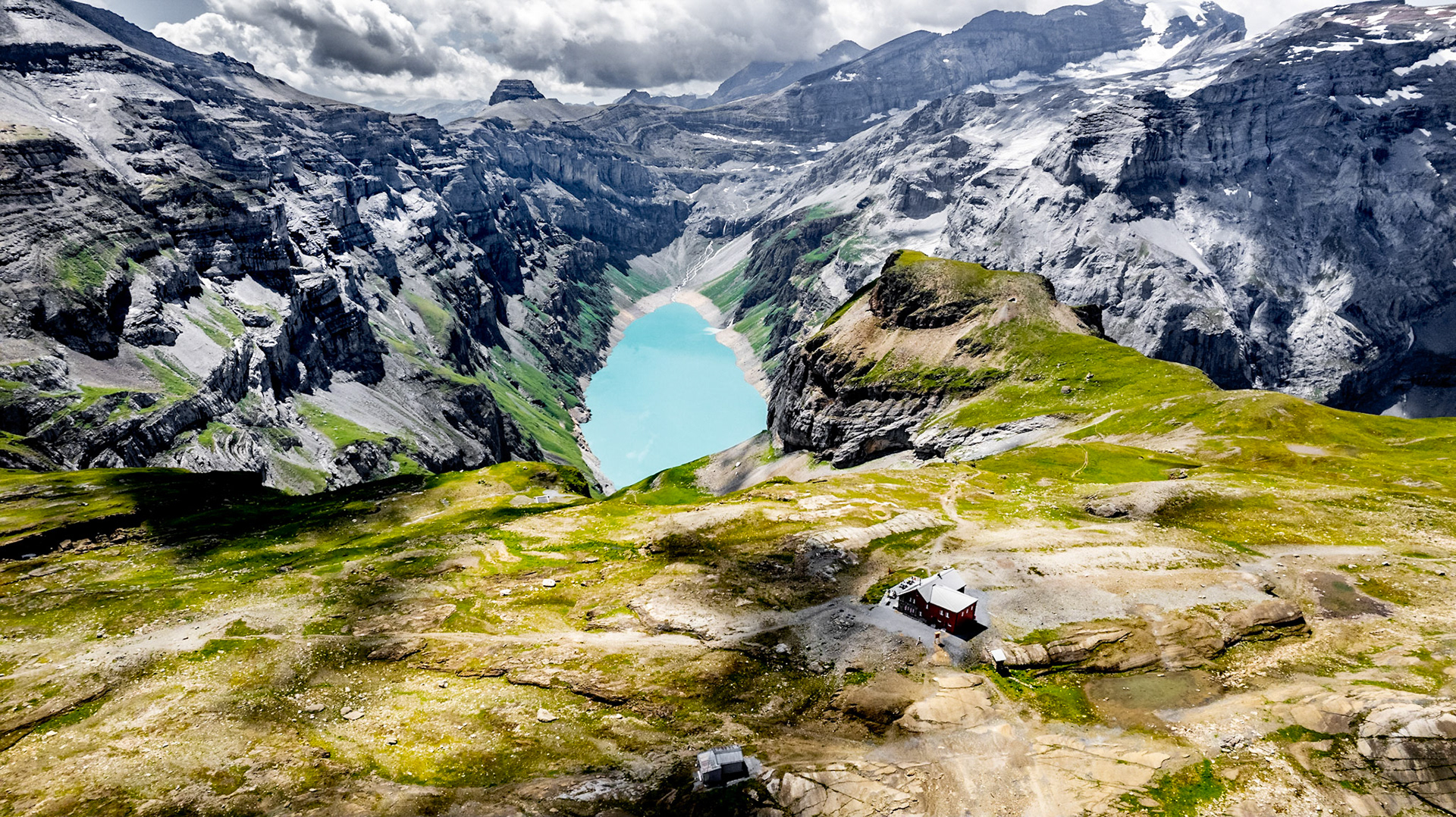 Muttseehütte mit dem Limmerensee