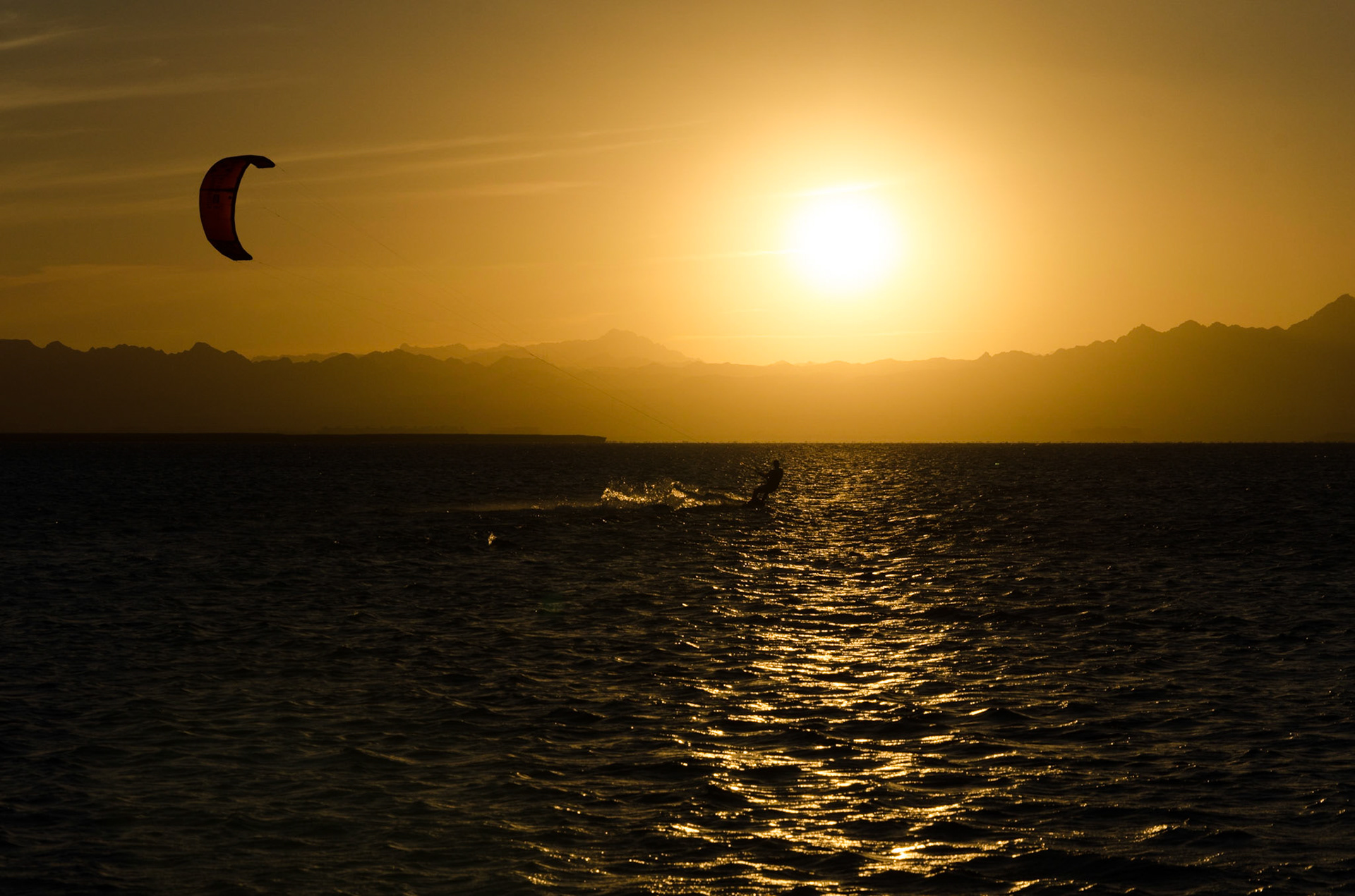 Kitesurfer im Sonnenuntergang