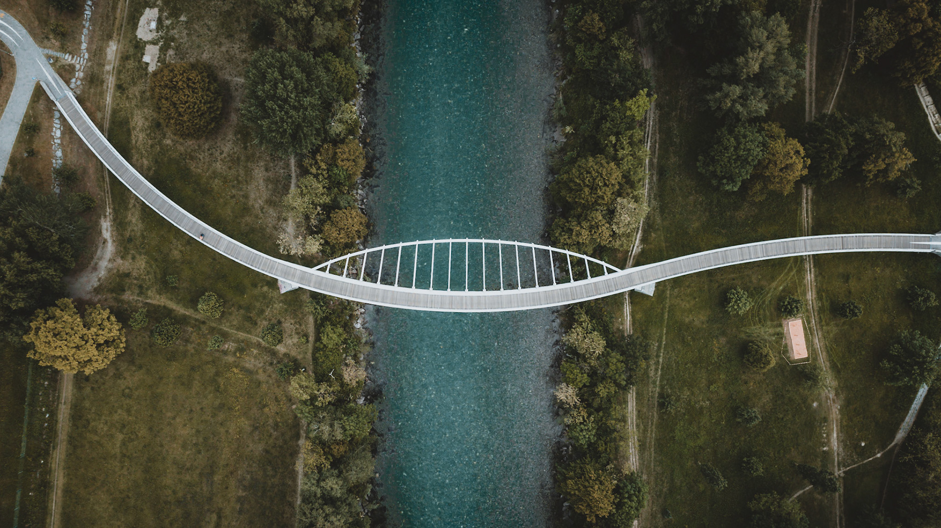 Geschwungene Brücke über den Ticino bei Bellinzona