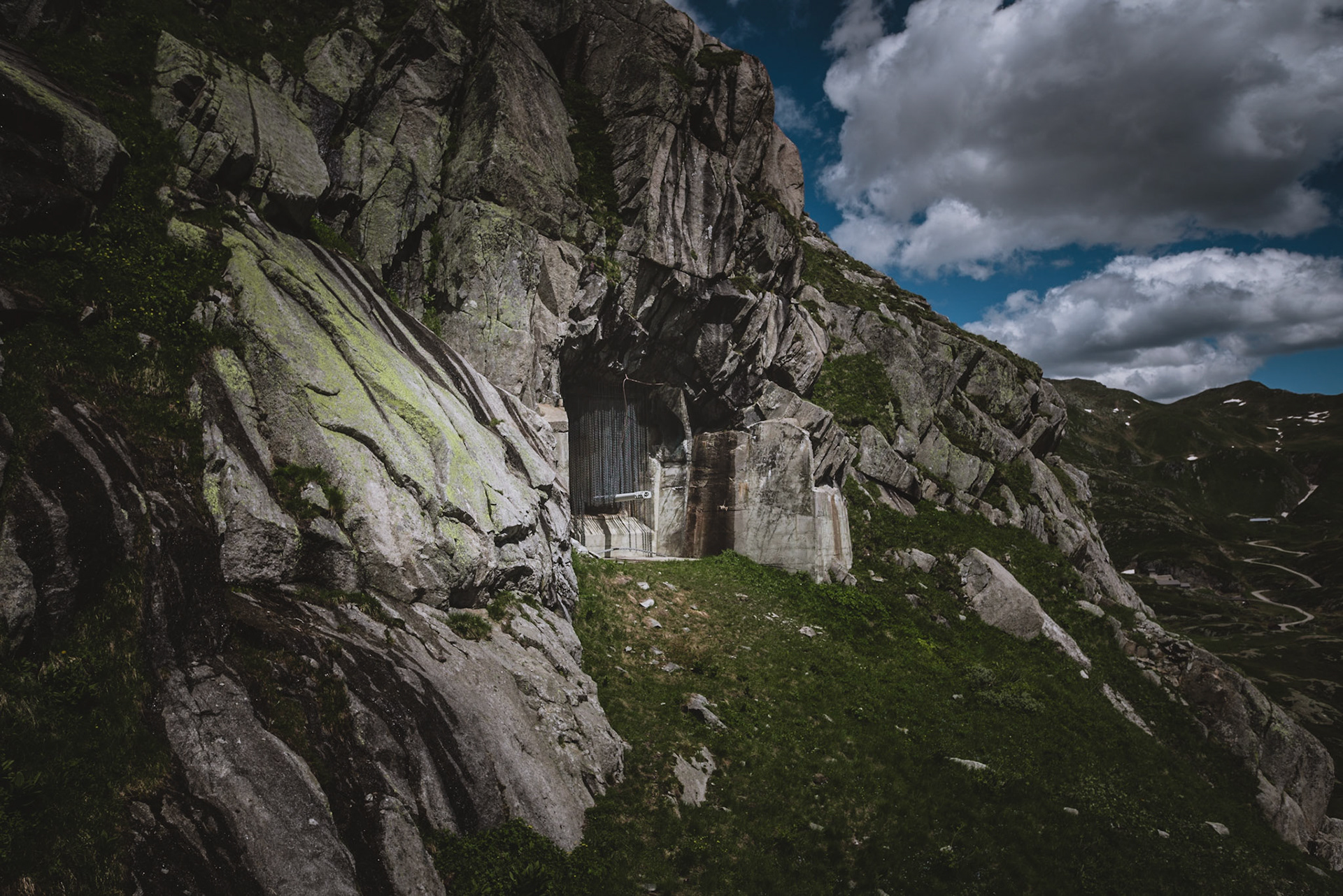Geschützrohr im Gotthard-Massiv