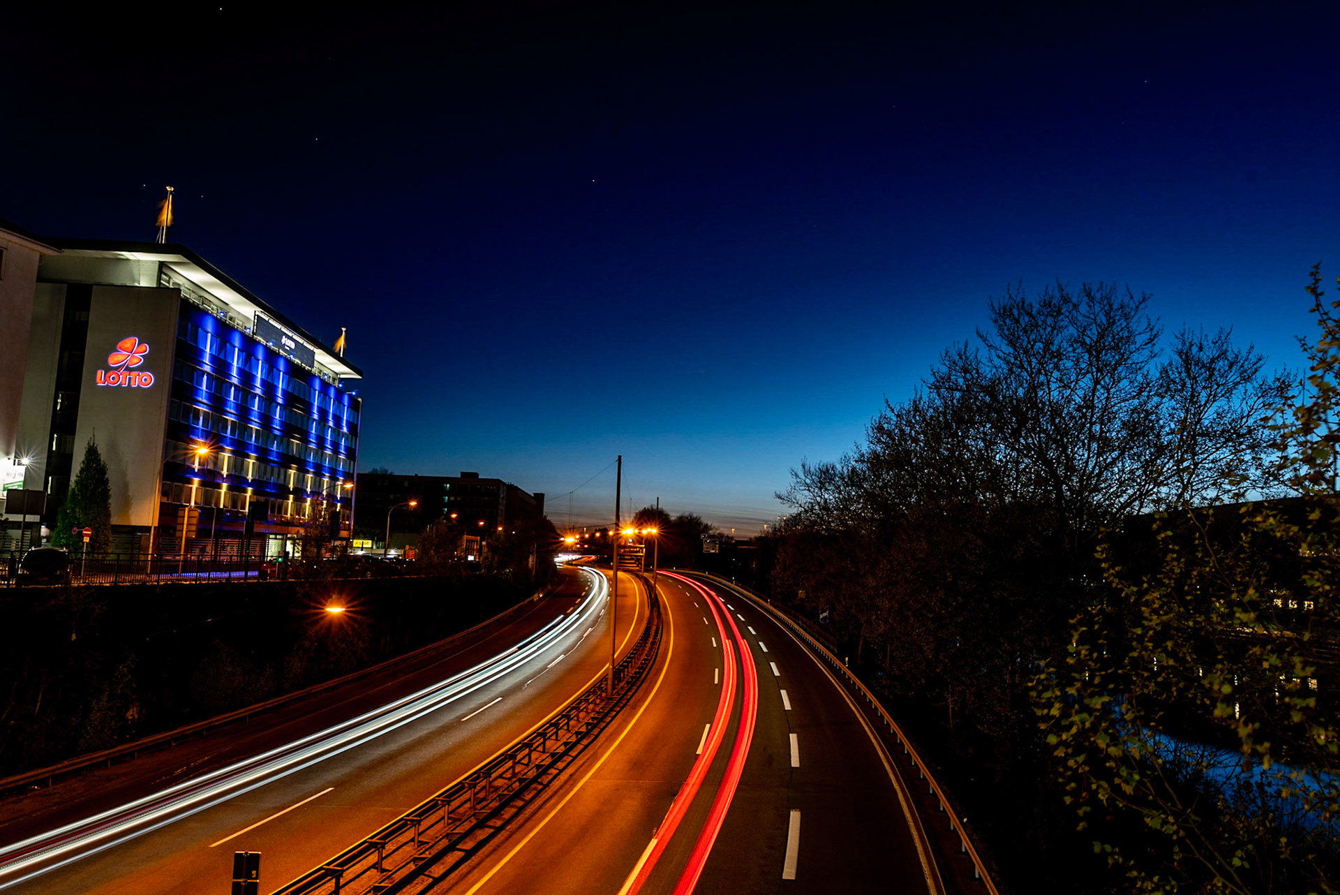 Stadtautobahn mit dem Lotto-Gebäude