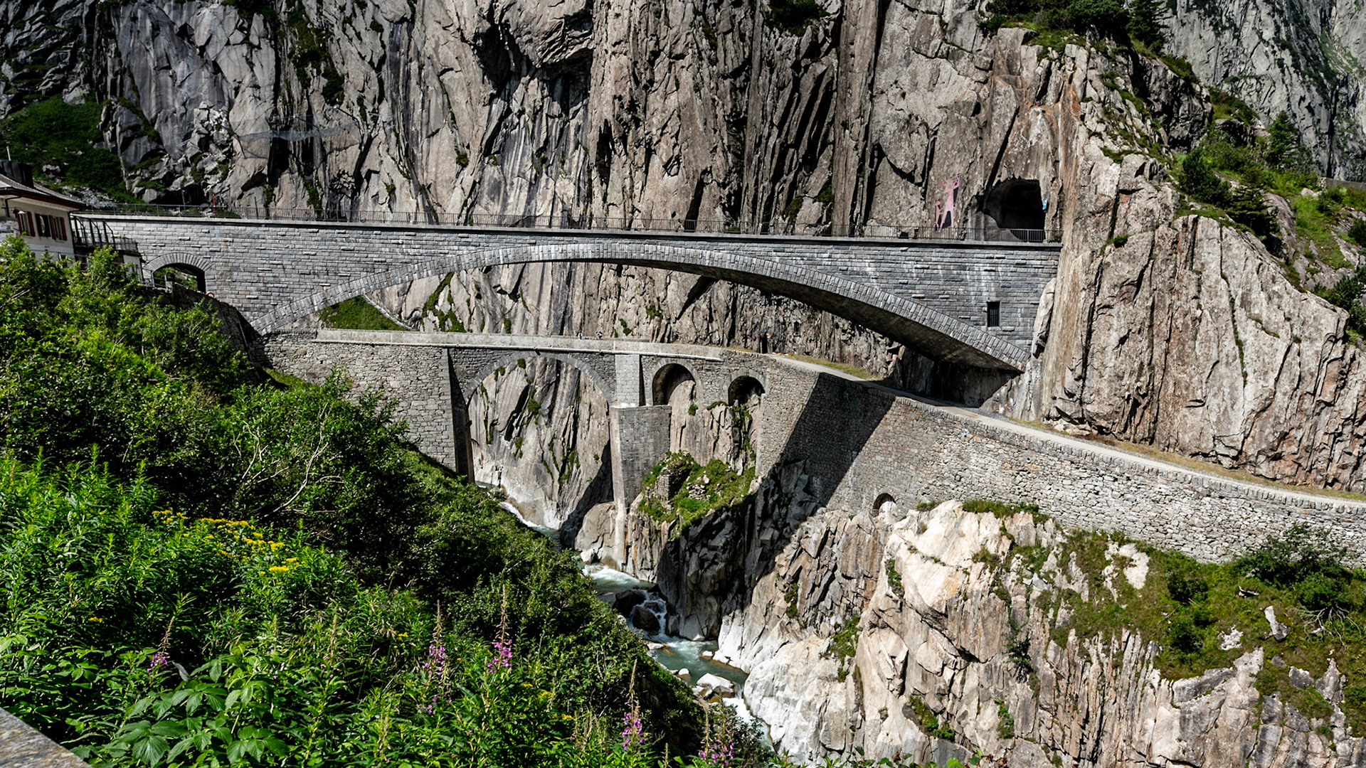 Die Teufelsbreücke in der Schöllenenschlucht bei Andermatt