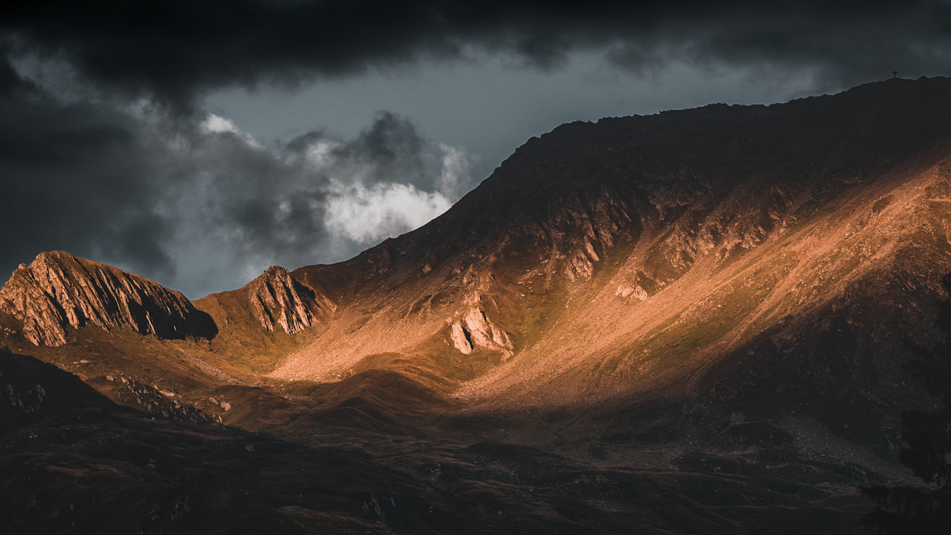 Abendsonne an einer Bergformation oberhalb von Andermatt